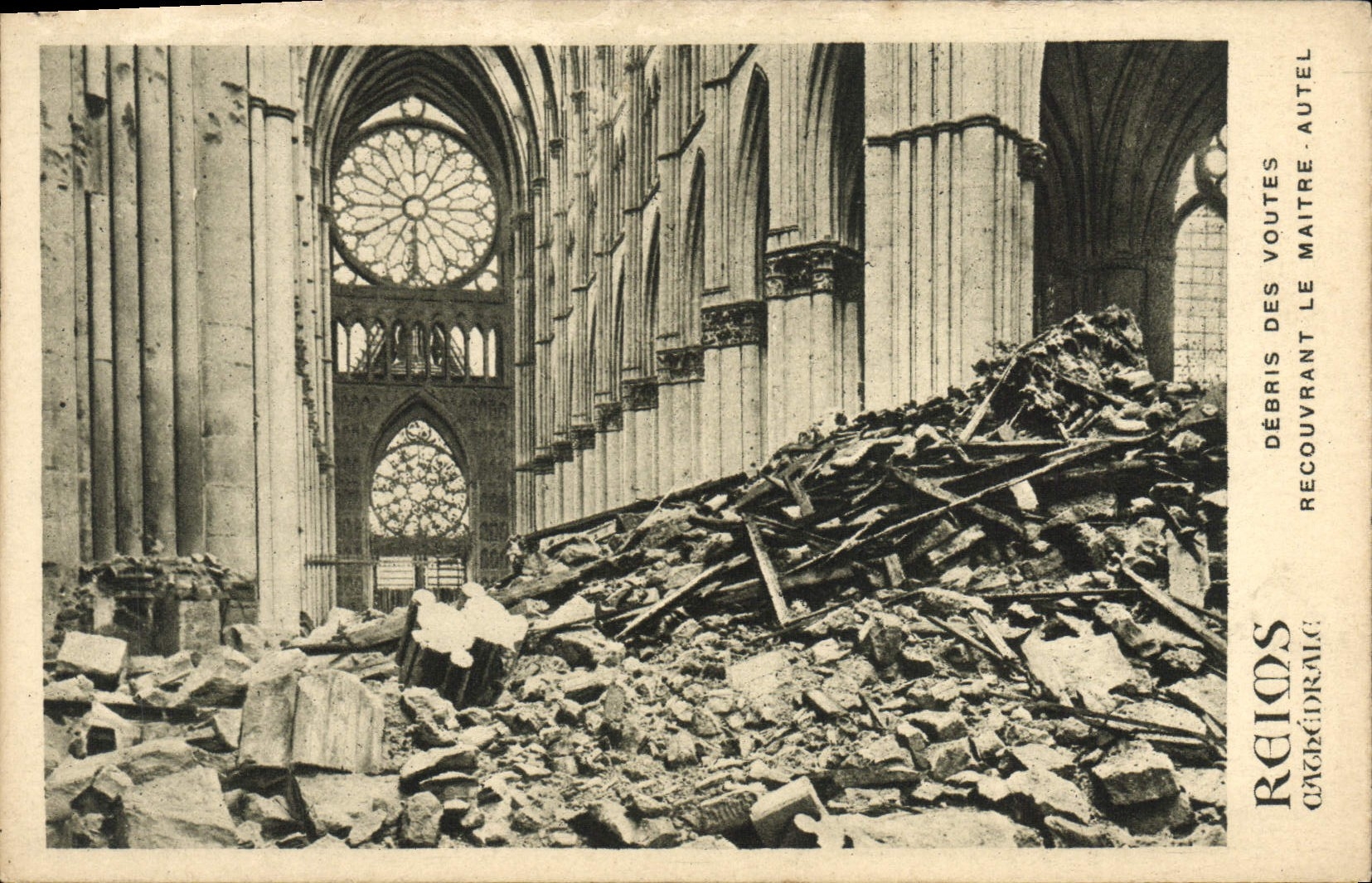 La catedral de Reims de la POSTAL de la VENDIMIA permanece de las cámaras acorazadas que recuperan el puente principal del horno