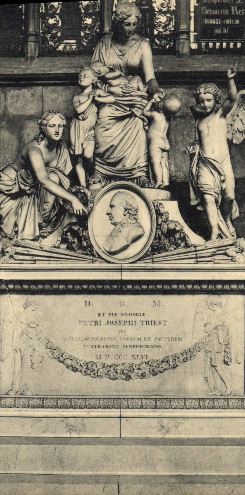 VINTAGE POSTCARD Church of the S Michel and Gudule the Triest Monument