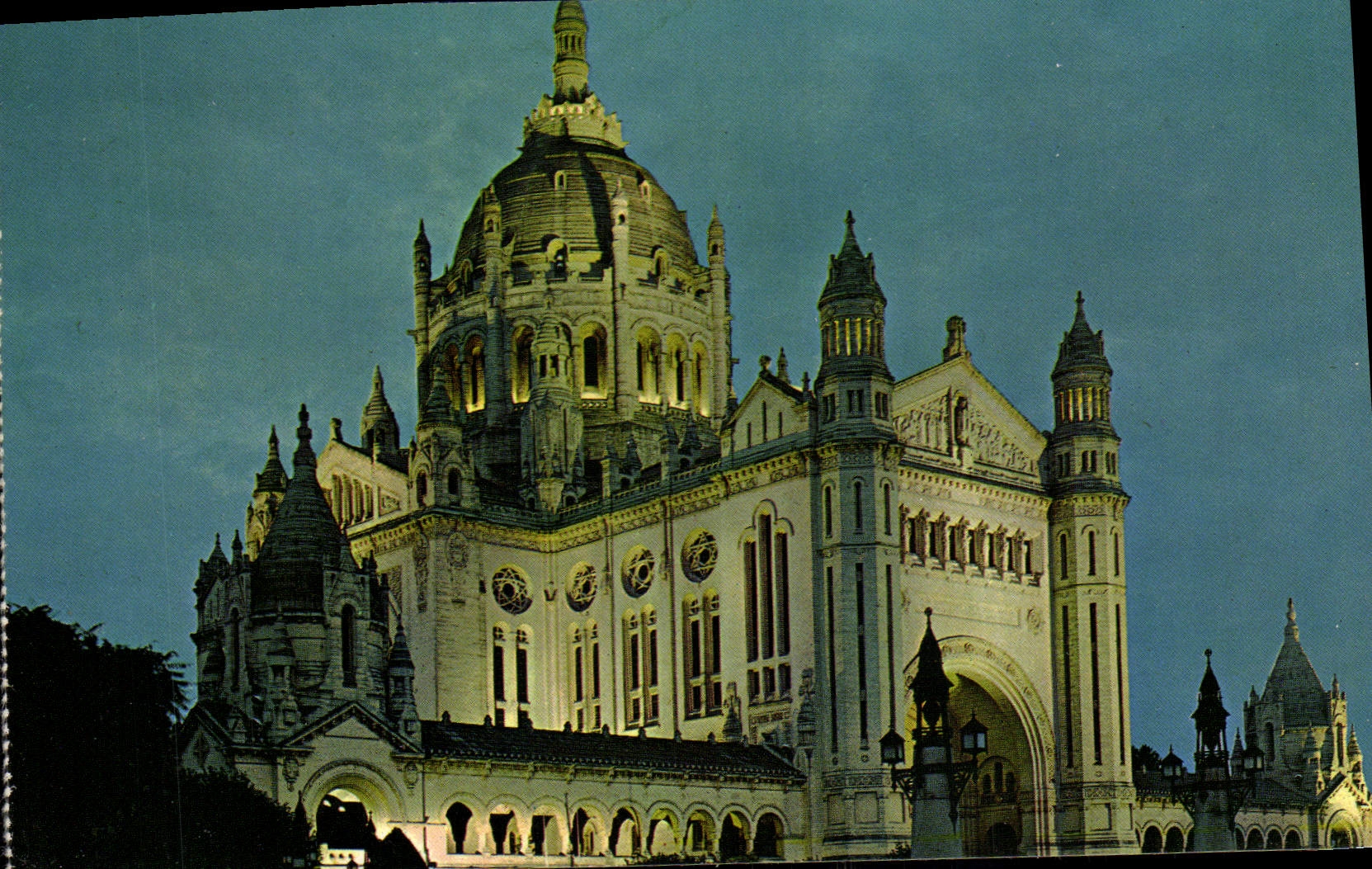 CPM Lisieux La Basilique Sainte Therese Illuminee