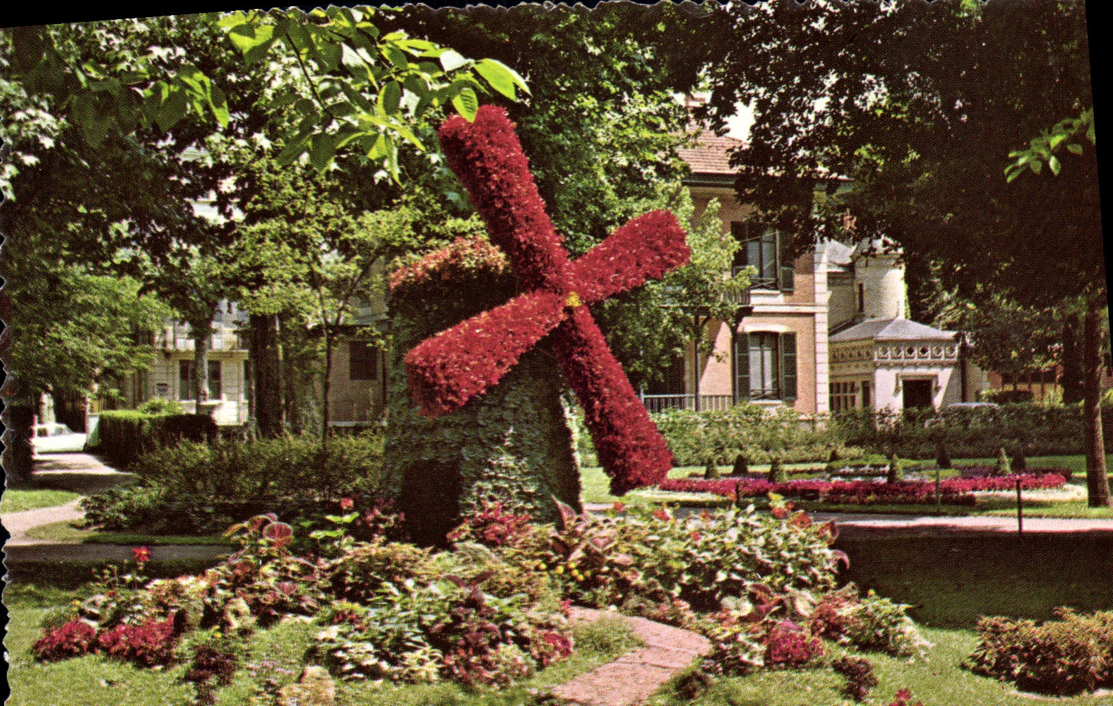 CPM Vichy Parc De L'Allier Aurillac Moulin a vent