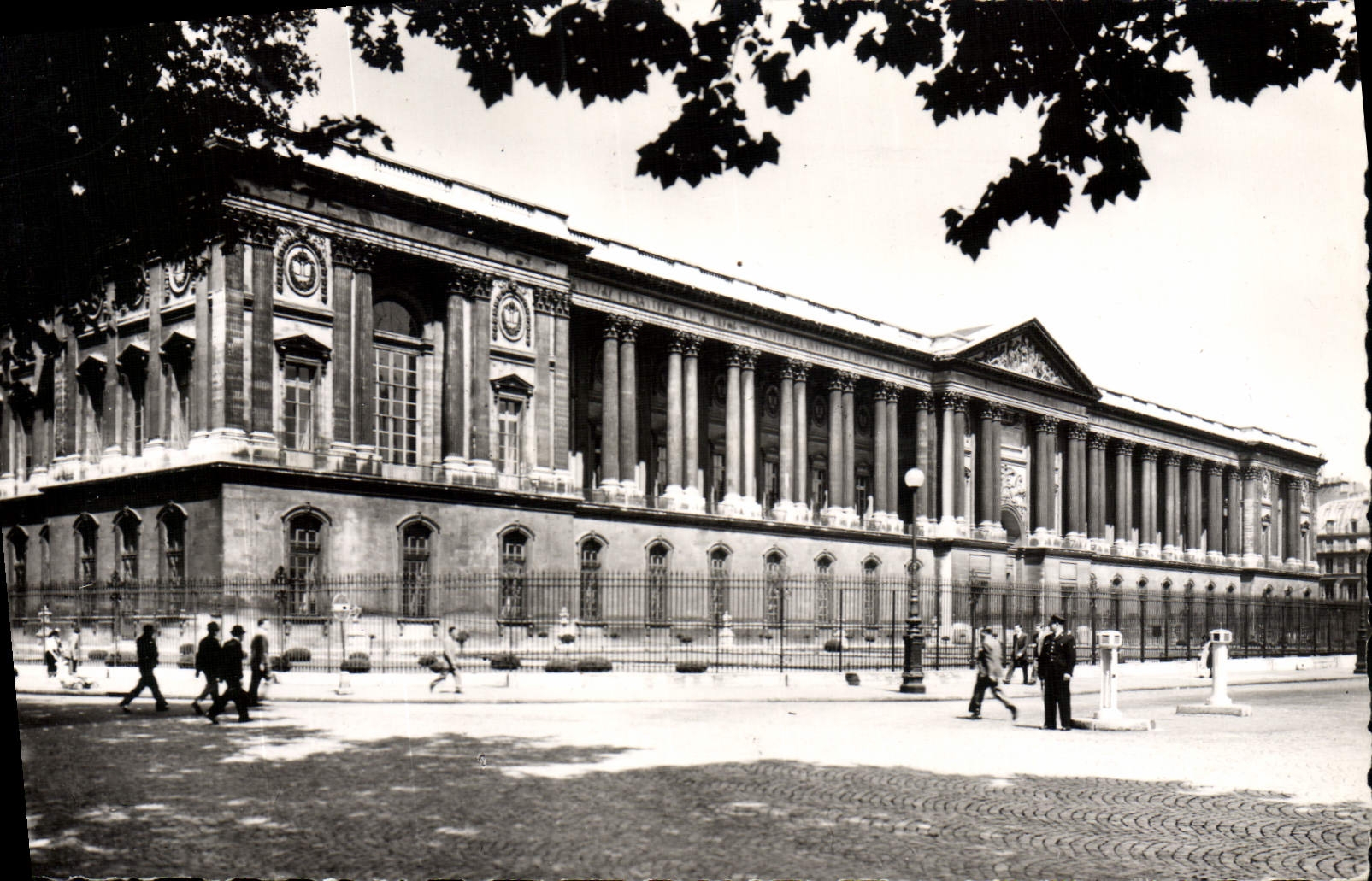CPM Paris La Colonnade De Louis XIV