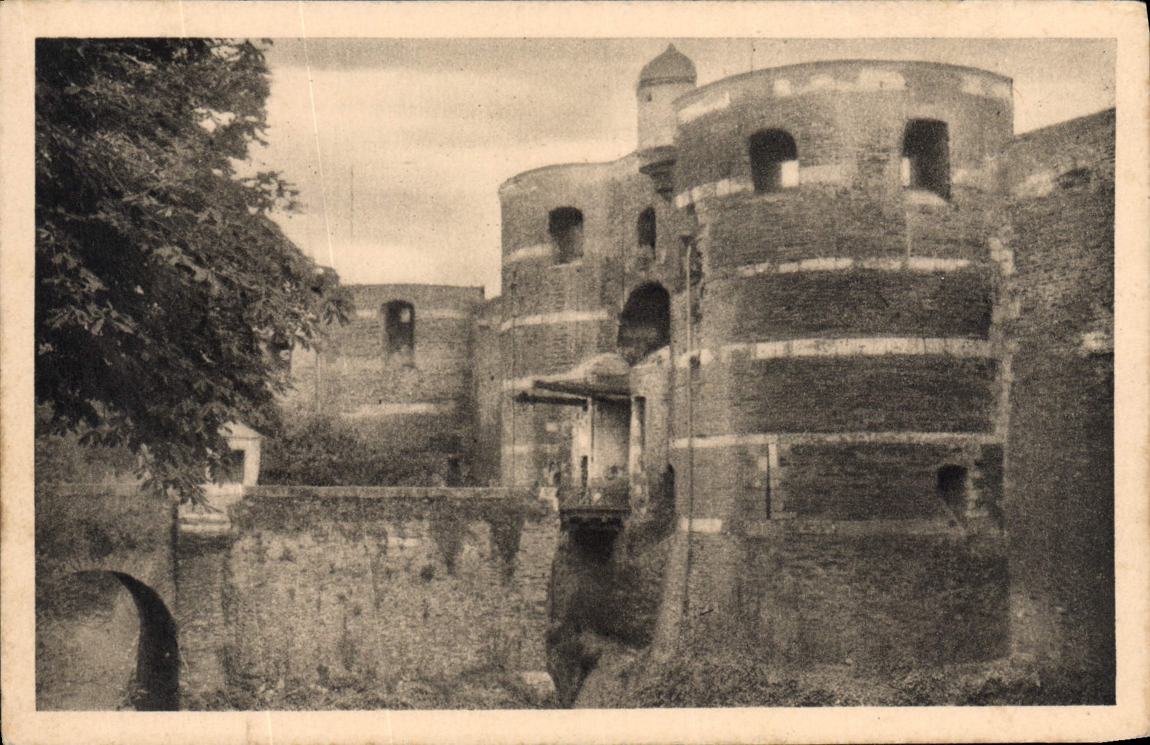 POSTAL de la VENDIMIA que el castillo de encoleriza