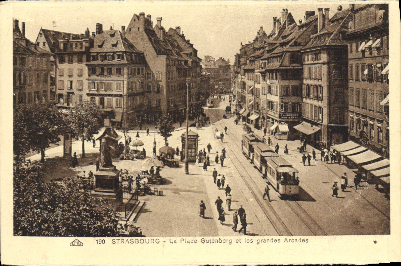 La POSTAL Estrasburgo de la VENDIMIA el lugar de Gutenbarg y las arcadas grandes viaja en tranvía