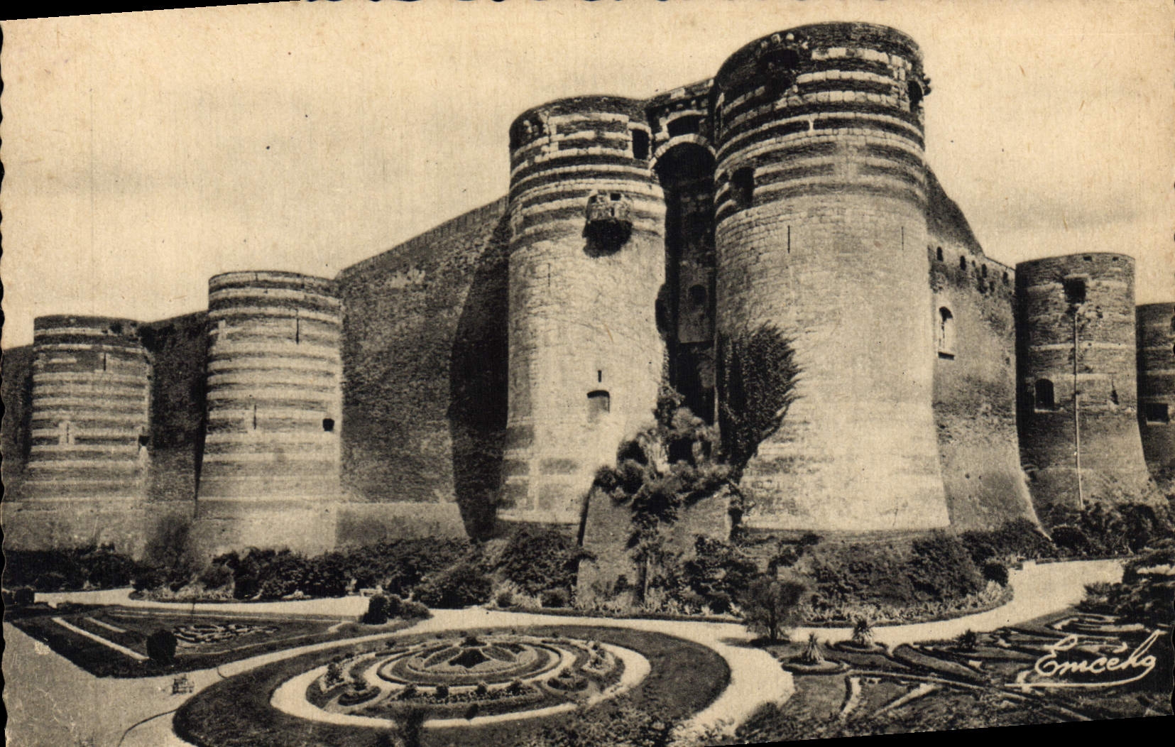 CPA Angers Le Chateau Et Ses Fosses Fleuris