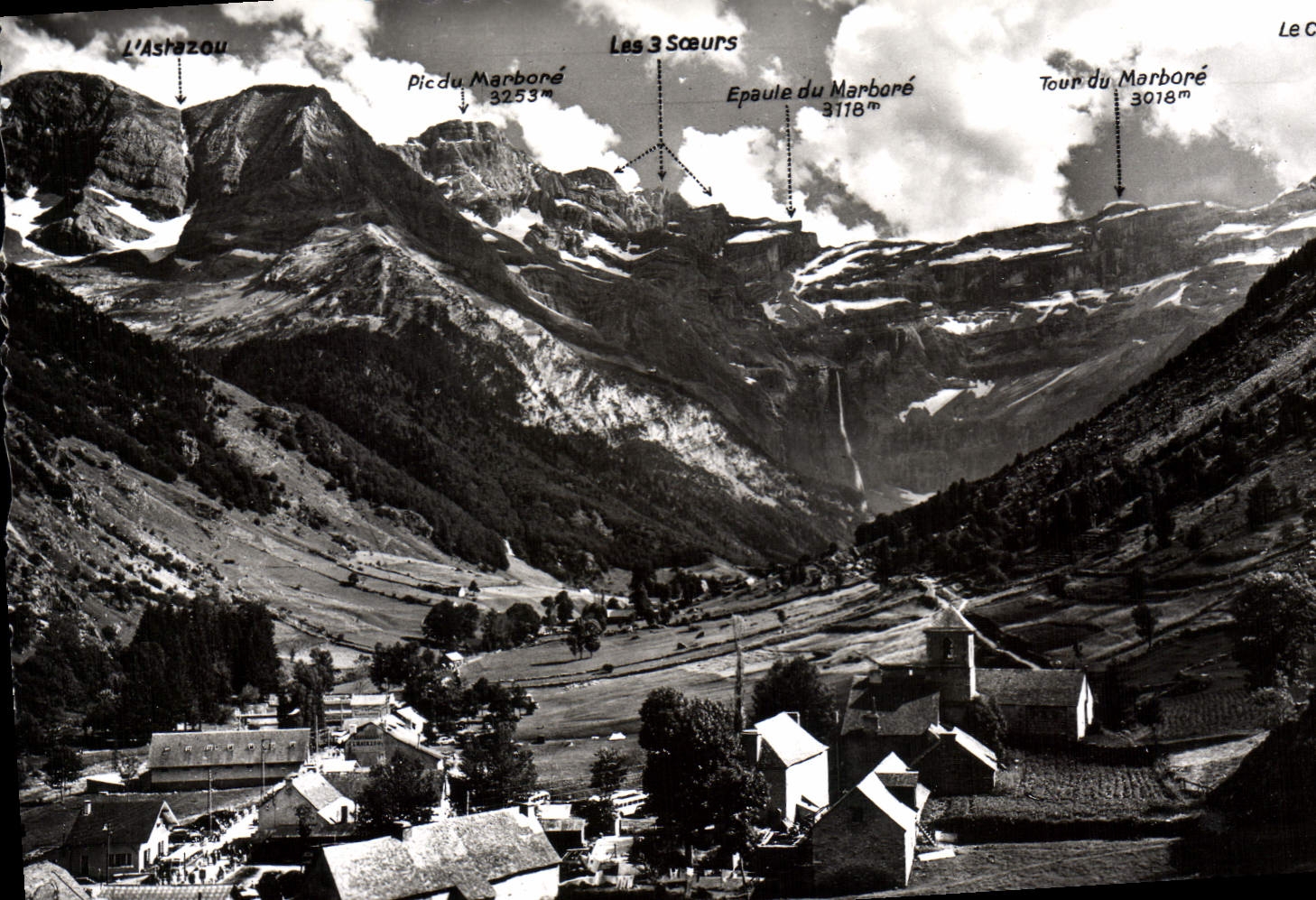 CPM Gavarnie Le Village Et Le Cirque Pic du Marbore Le casque
