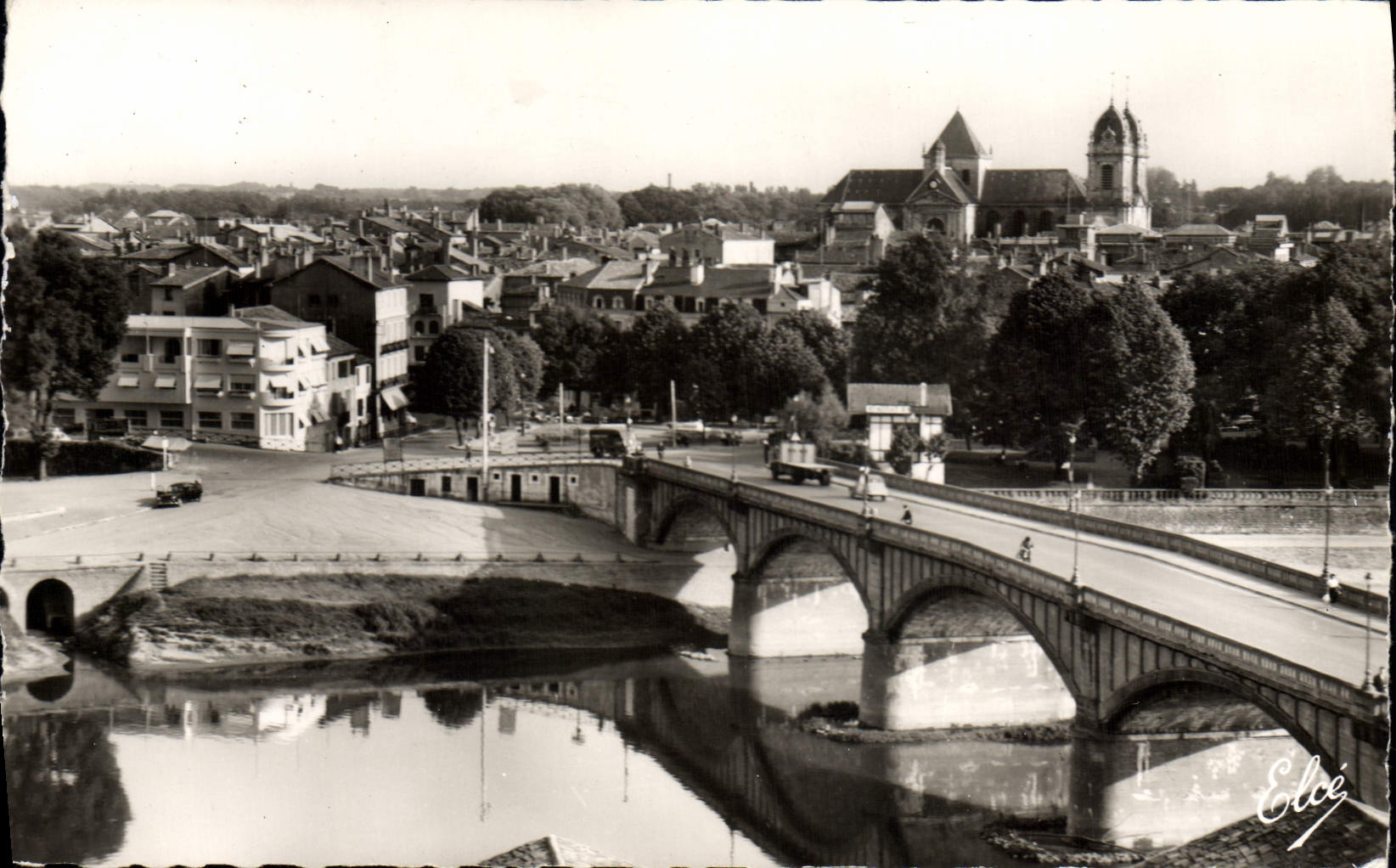 CPM Dax Le Pont Au Fond La Cathedrale