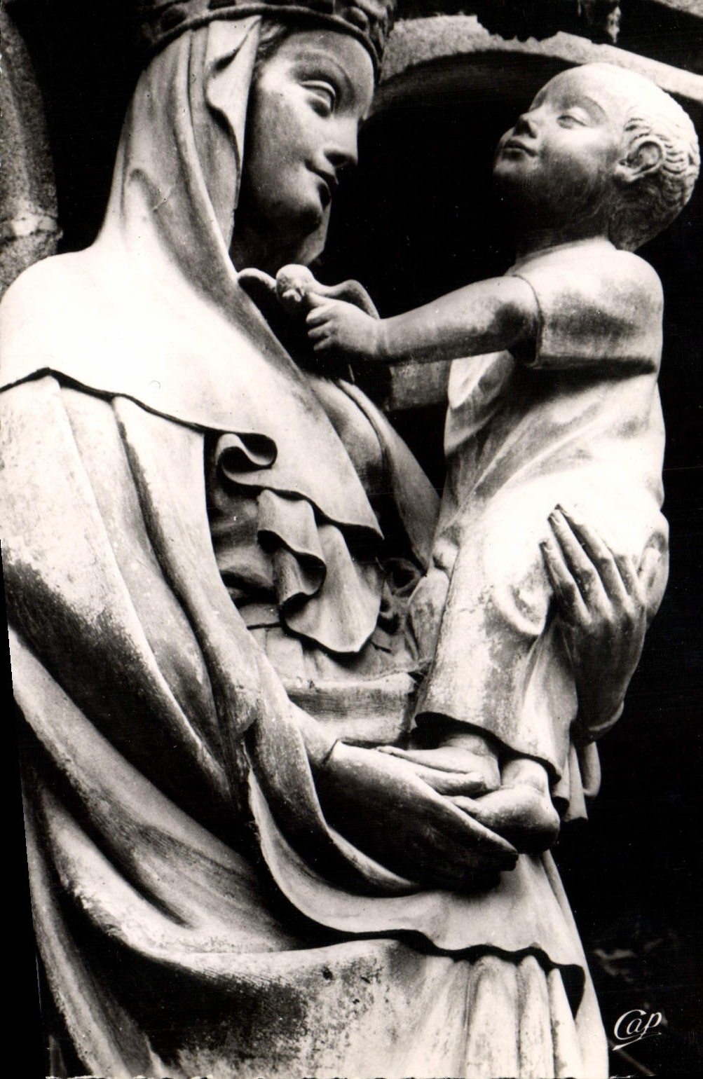 CPM Riom Eglise Du Marthuret La Vierge A L'Oiseau