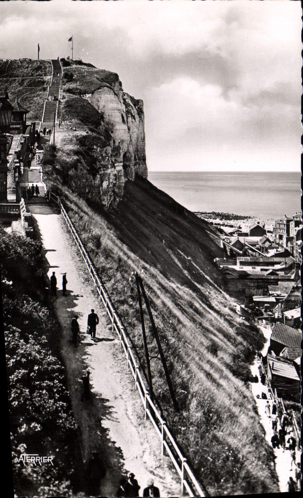 CPM Le Treport Les Escaliers d'acces aux terrasses