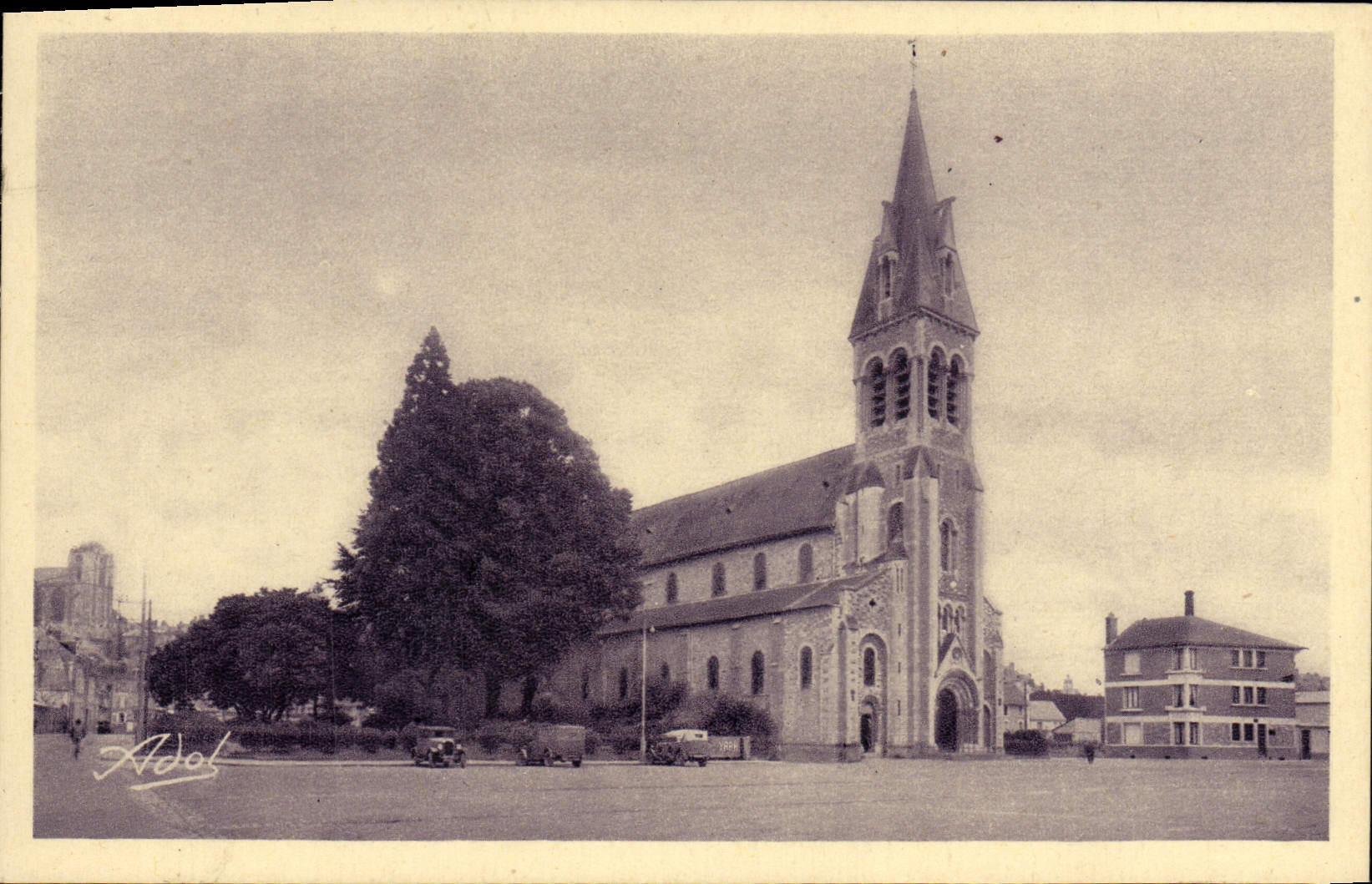 CPA Le Mans Place du Pre Eglise ND du Pre
