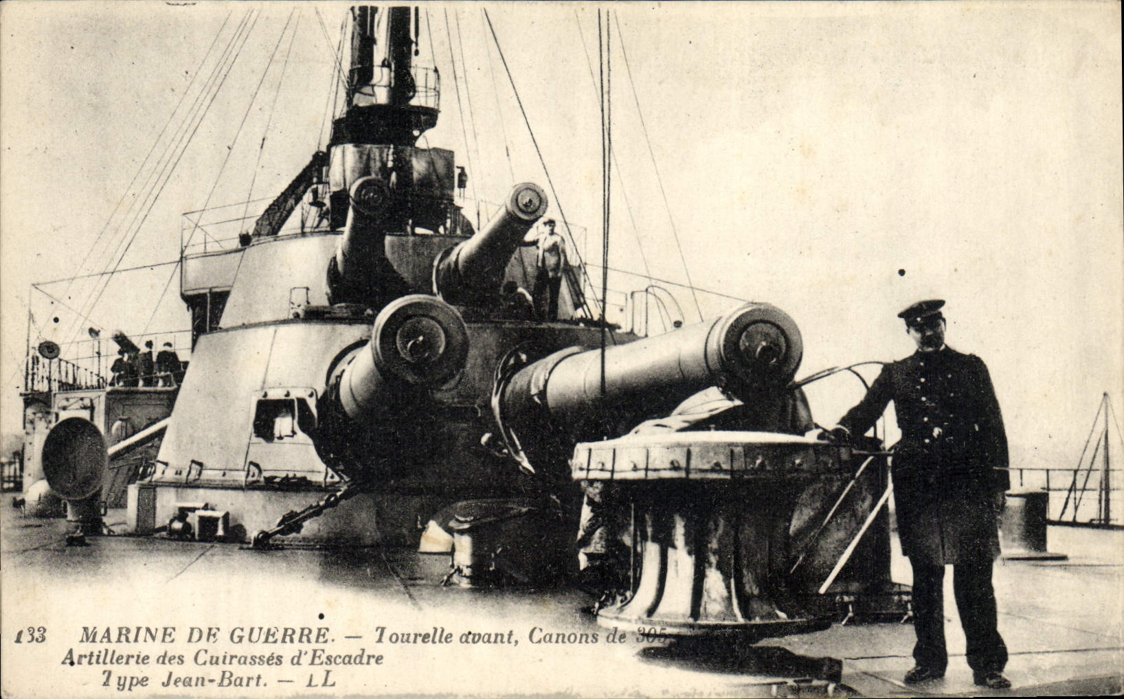 CPA Bateau de guerre Tourelle avant canons de 305 Artillerie des cuirasses d'escadre Type Jean Bart