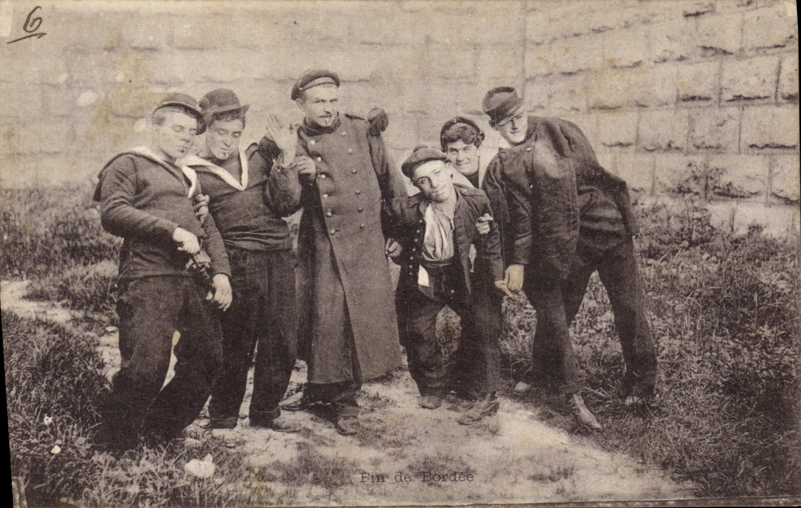 CPA Bateau de guerre Marins Fin de bordee