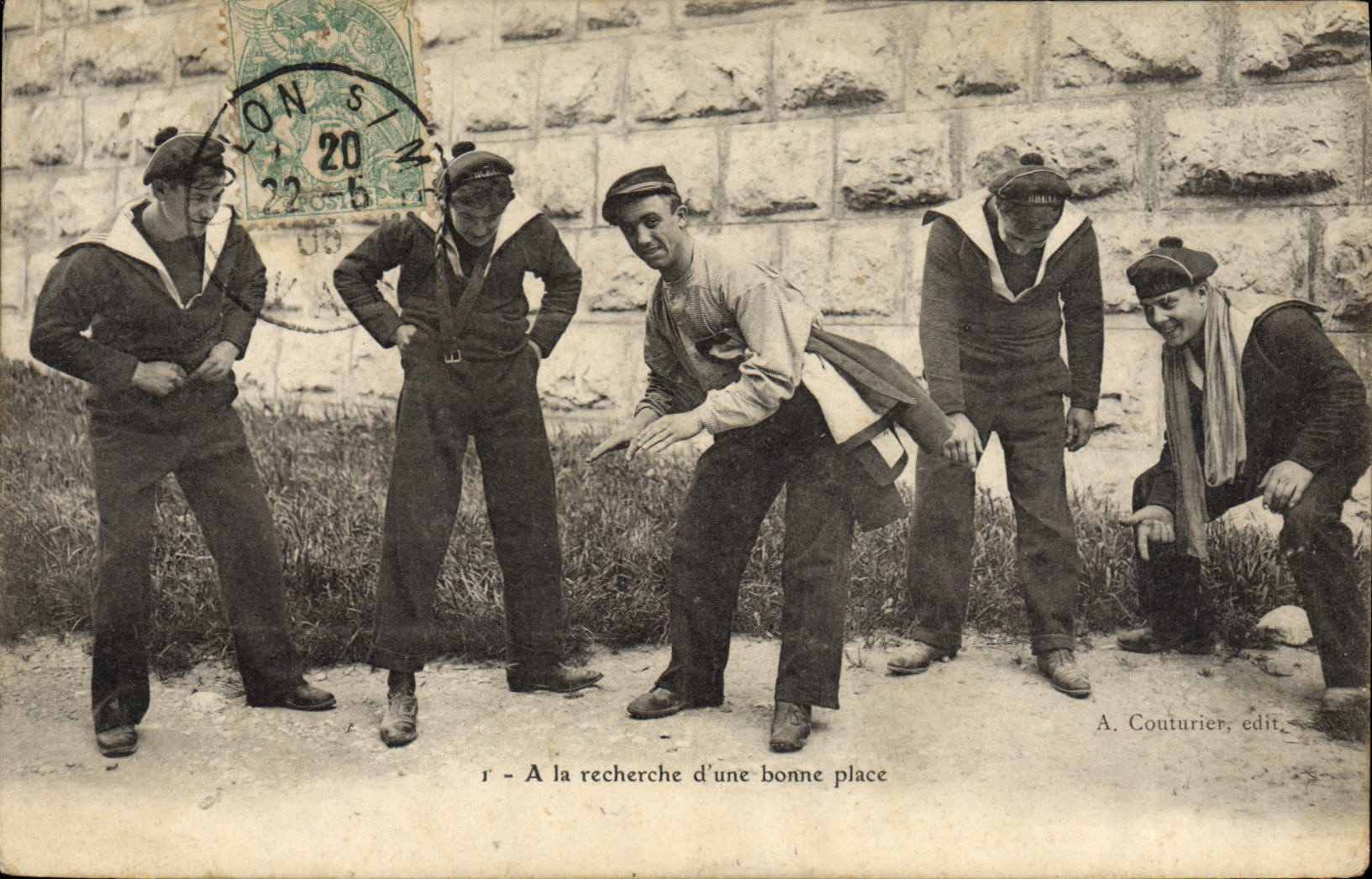 CPA Bateau de guerre Marins A la recherche d'une bonne place