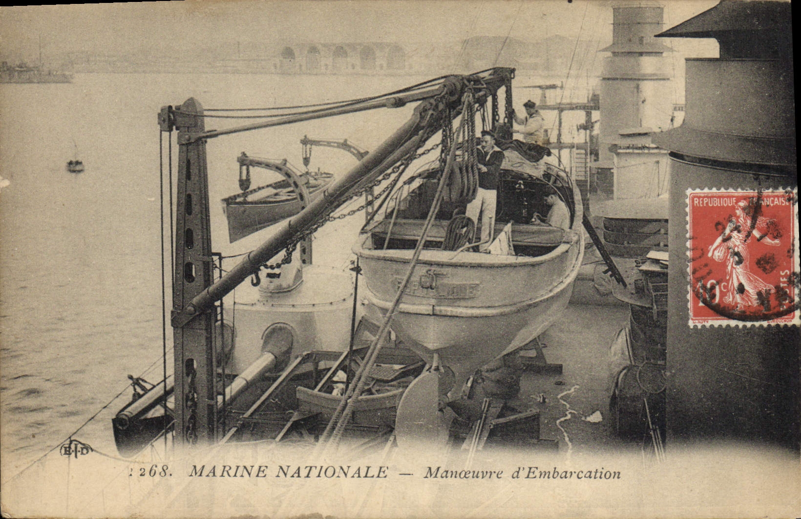 CPA Bateau de guerre Manoeuvre d'embarcation