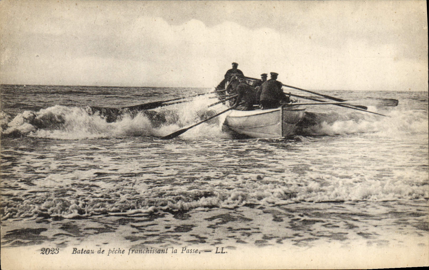 CPA Bateau de peche franchissant le passe