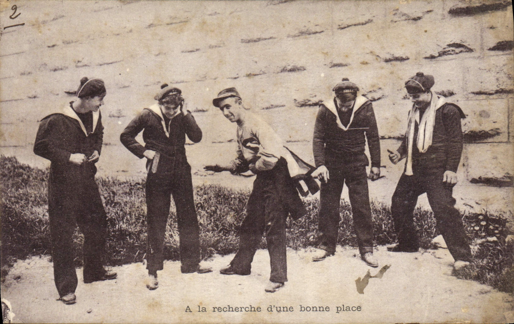 CPA Bateau de guerre Marins A la recherche d'une bonne place 