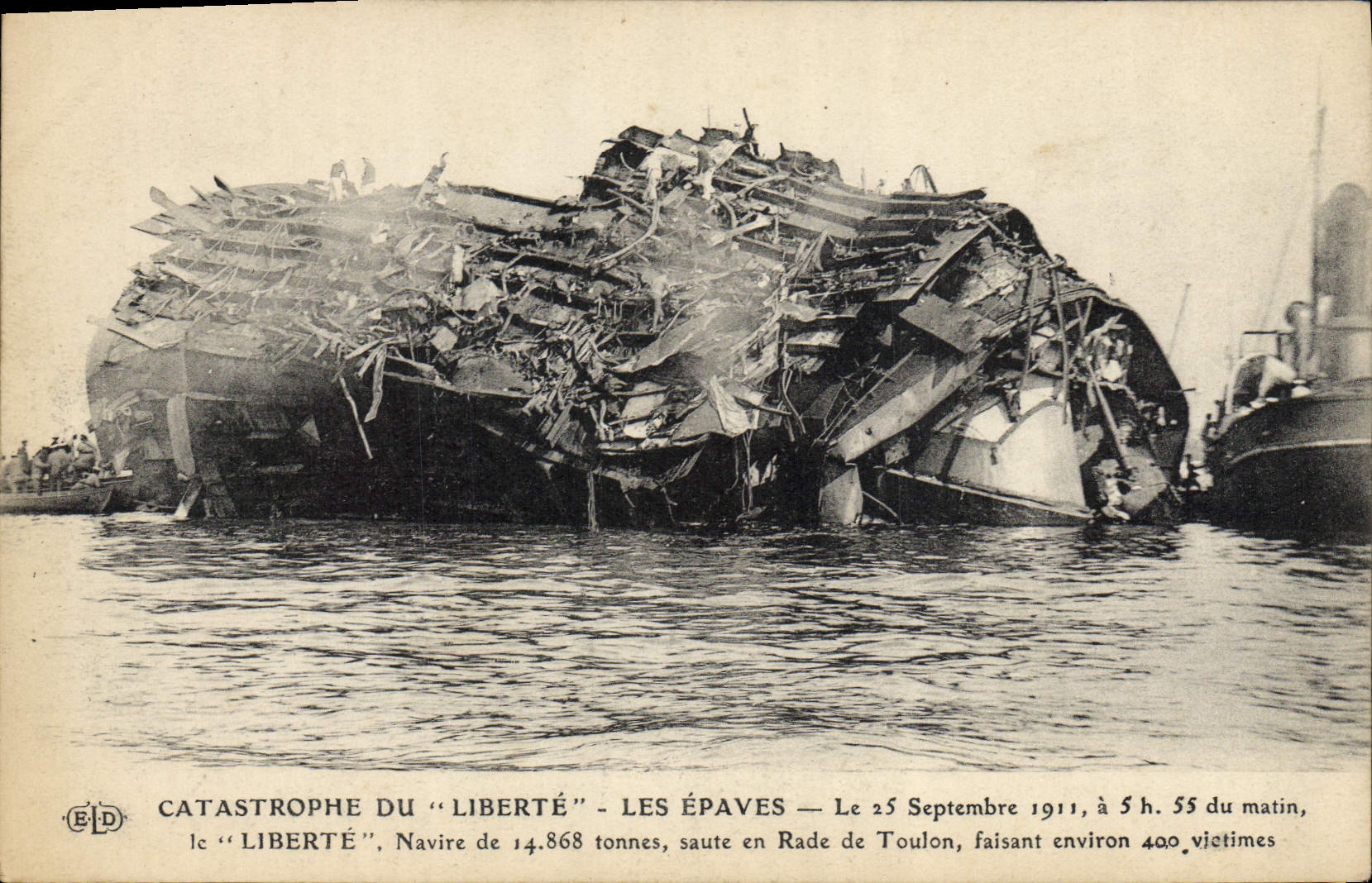 CPA Bateau de guerre Explosion de la Liberte Les epaves 