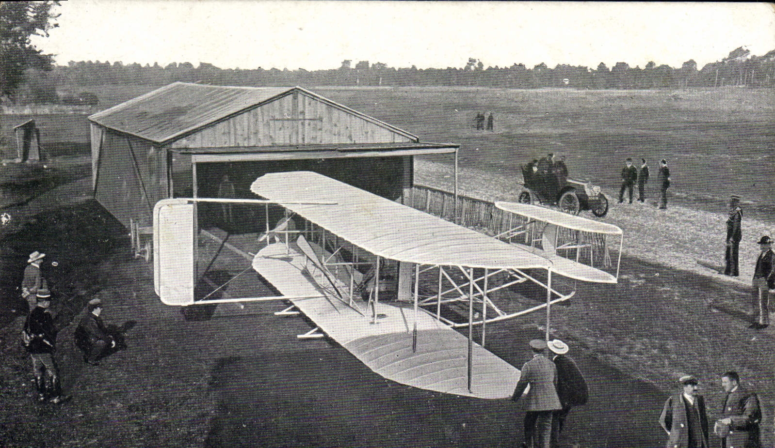CPA Avion Aviation Aeroplane Wilbur Wright La rentree au hangar apres un vol