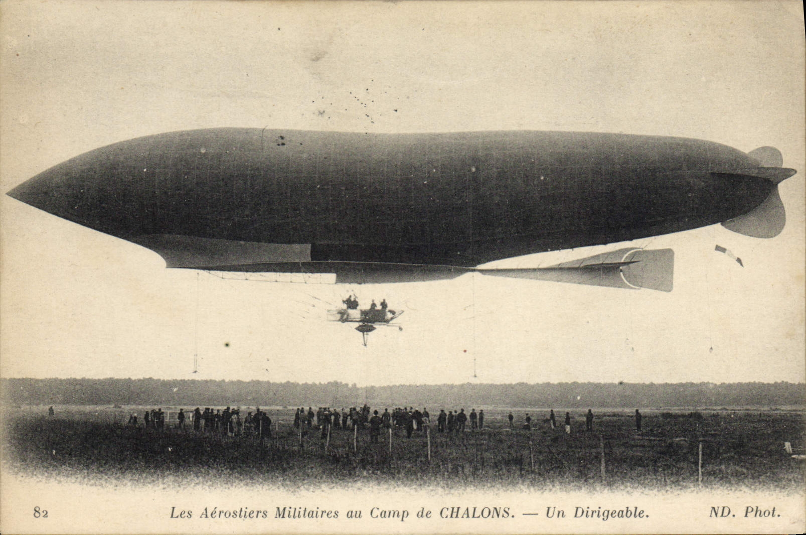 CPA Avion Aviation Dirigeable Zeppelin Les aerostiers militaires au camp de Chalons Un diirigeable