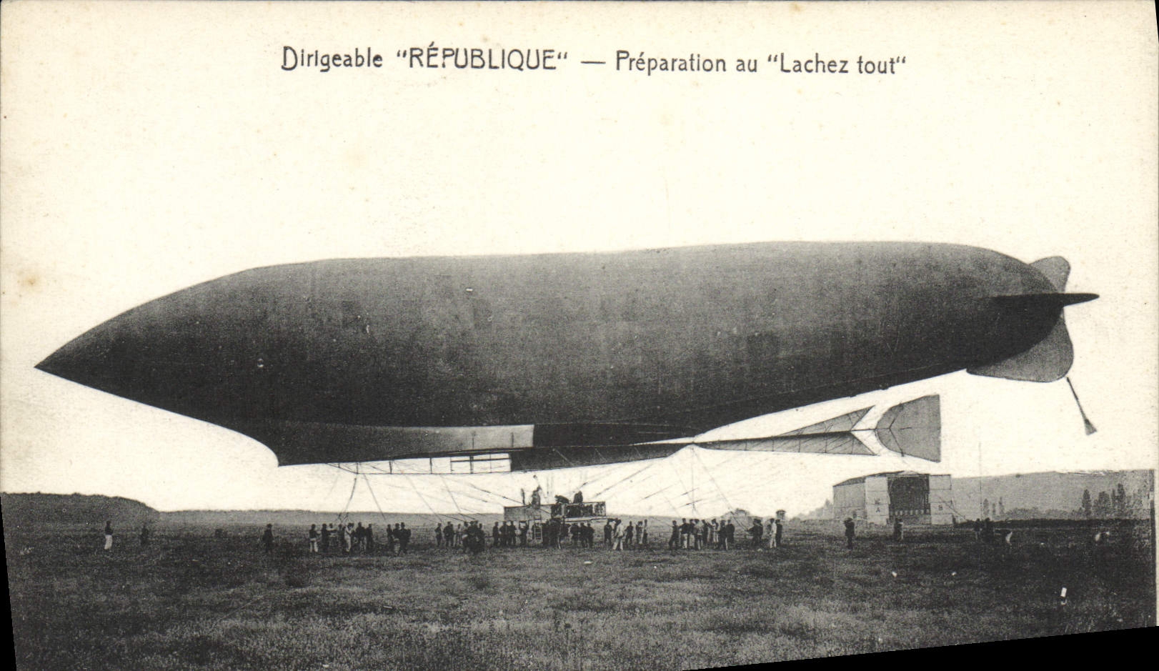 CPA Avion Aviation Dirigeable Zeppelin Preparation au LAchez Tout !