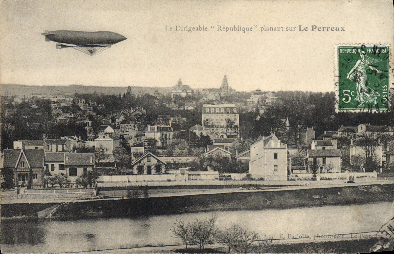 CPA Avion Aviation Dirigeable Zeppelin Republique planant sur Le Perreux