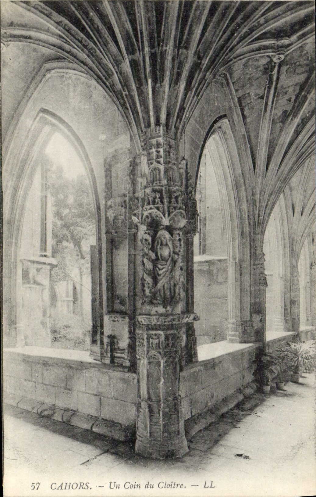 POSTAL Cahors de la VENDIMIA una esquina del claustro