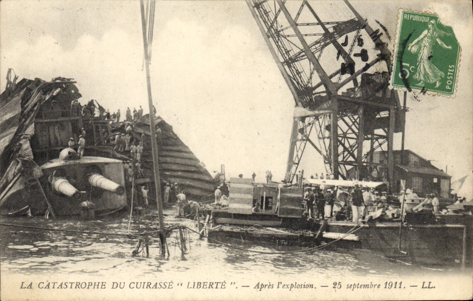 CPA Bateau de guerre Catastrophe du Liberte Cuirasse Apres l'explosion 