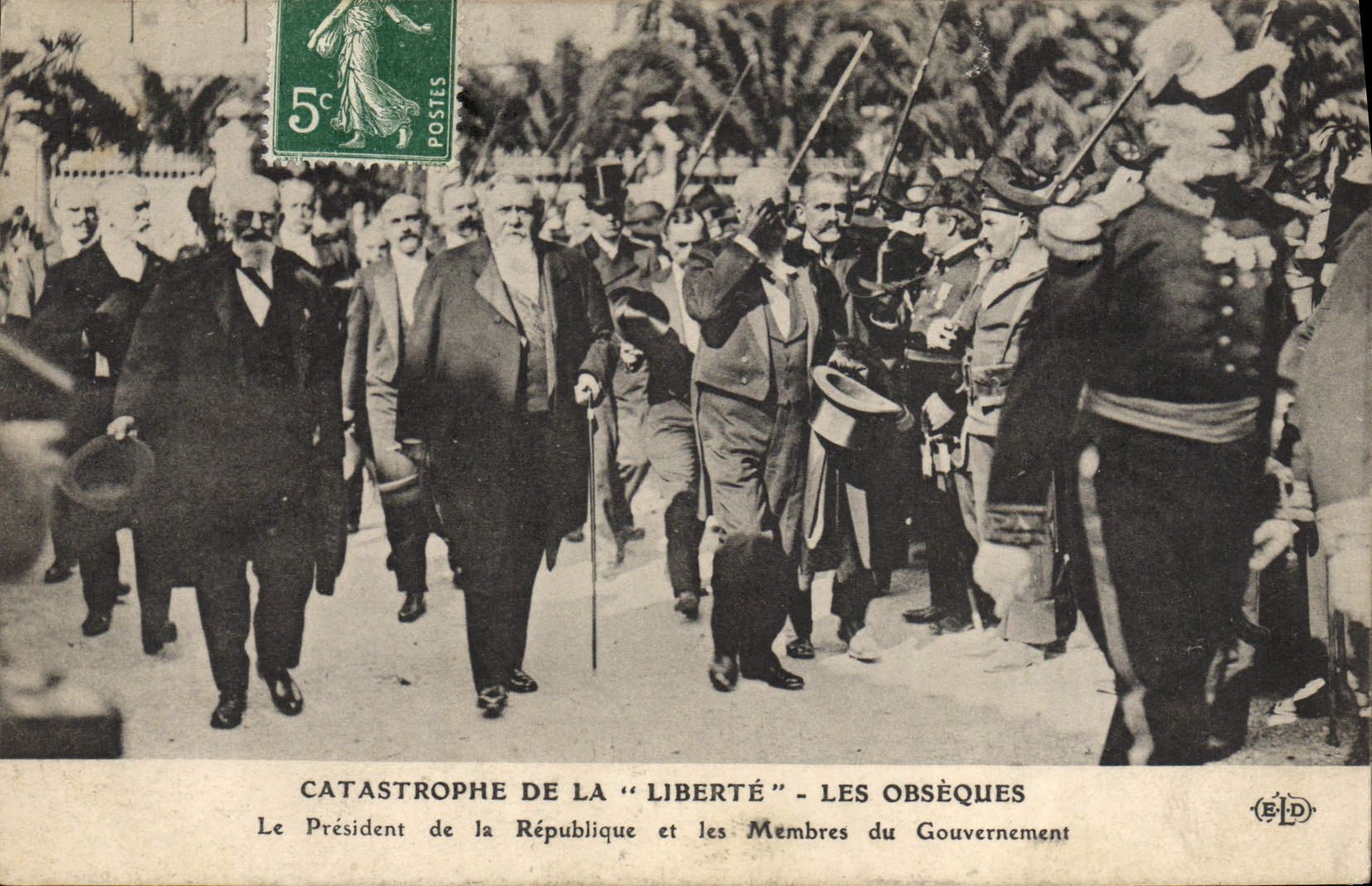 CPA Bateau de guerre Catastrophe du Liberte Les obseques Le President de la Republique et les membres du gouvernement 