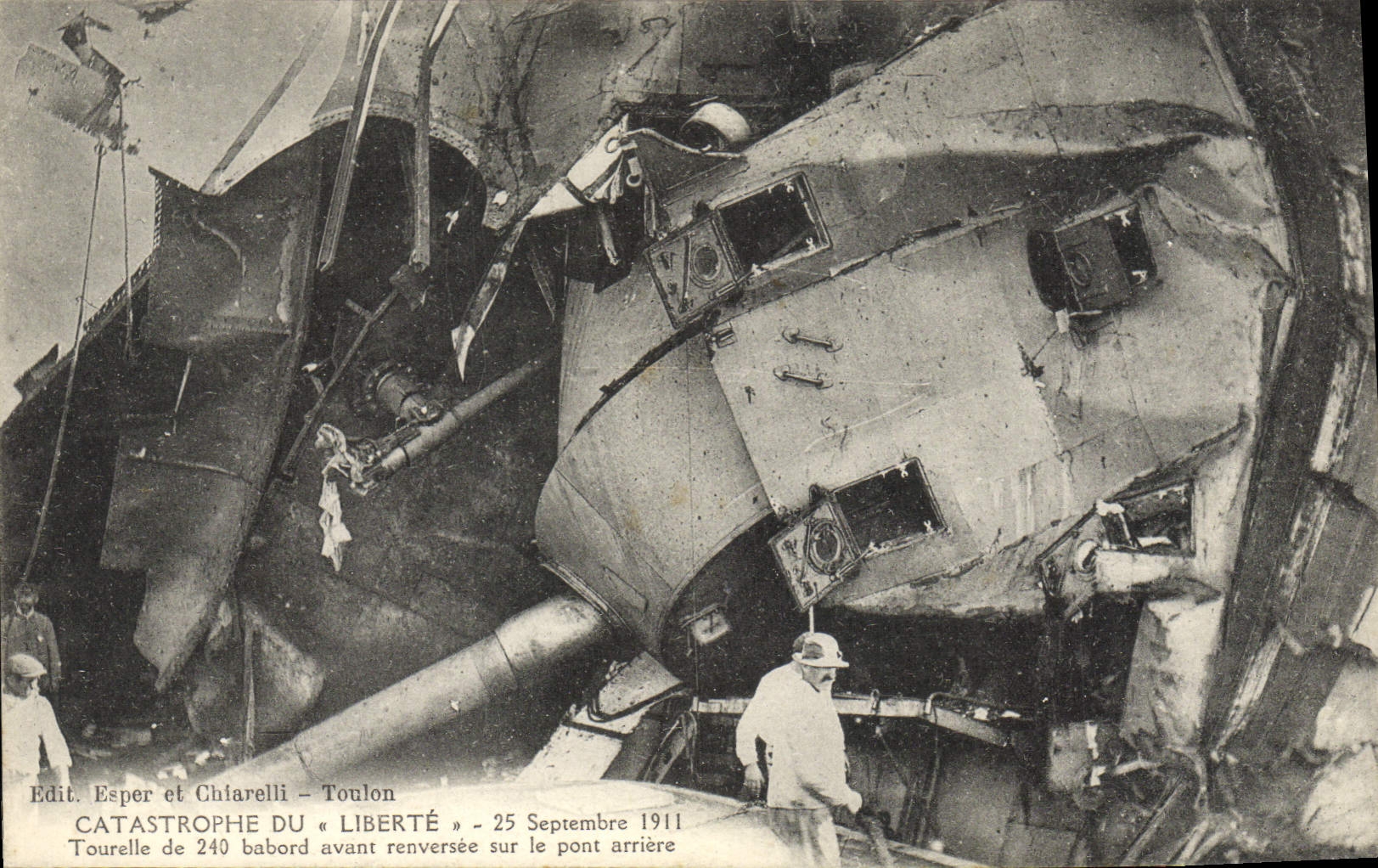 CPA Bateau de guerre Catastrophe du Liberte Tourelle de 240 babord avant renversee sur le pont arriere