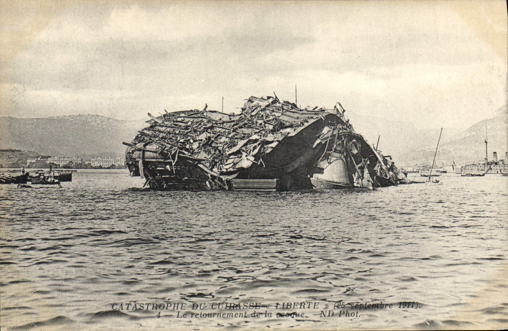 CPA Bateau de guerre Catastrophe du Liberte Le retournement de la coque 