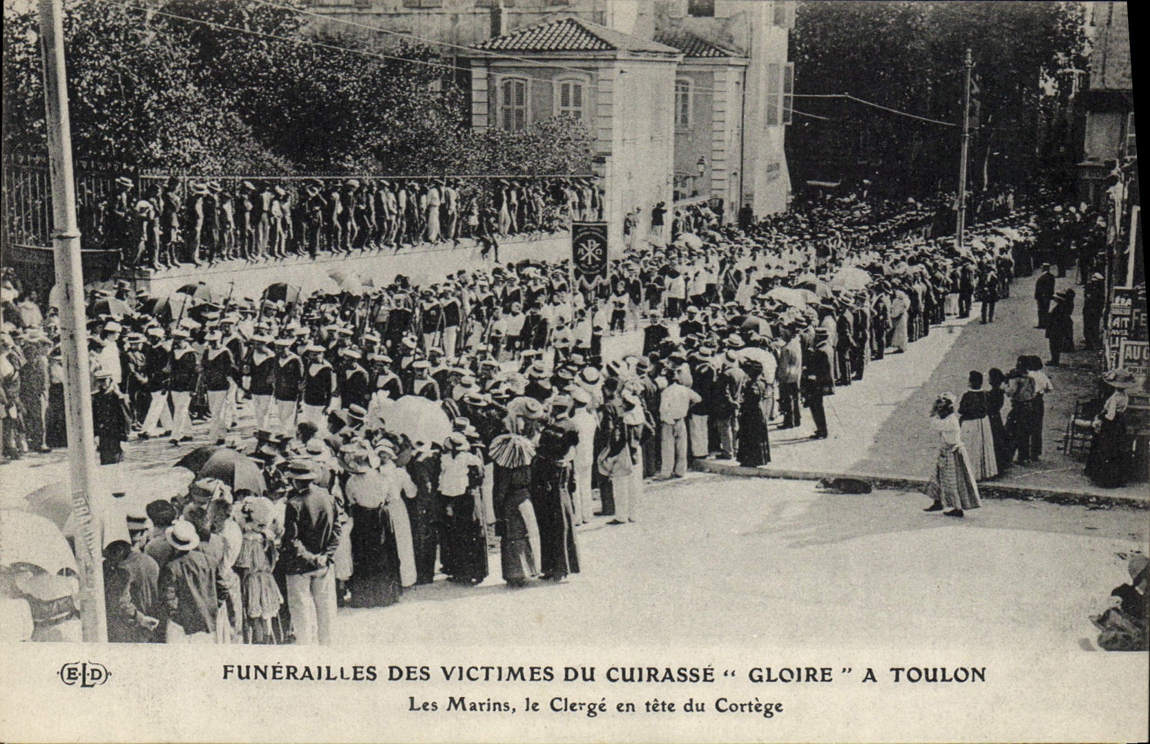 CPA Bateau de guerre Funerailles des victimes du cuirasse Gloire a Toulon Les marins Le clerge en tete du cortege