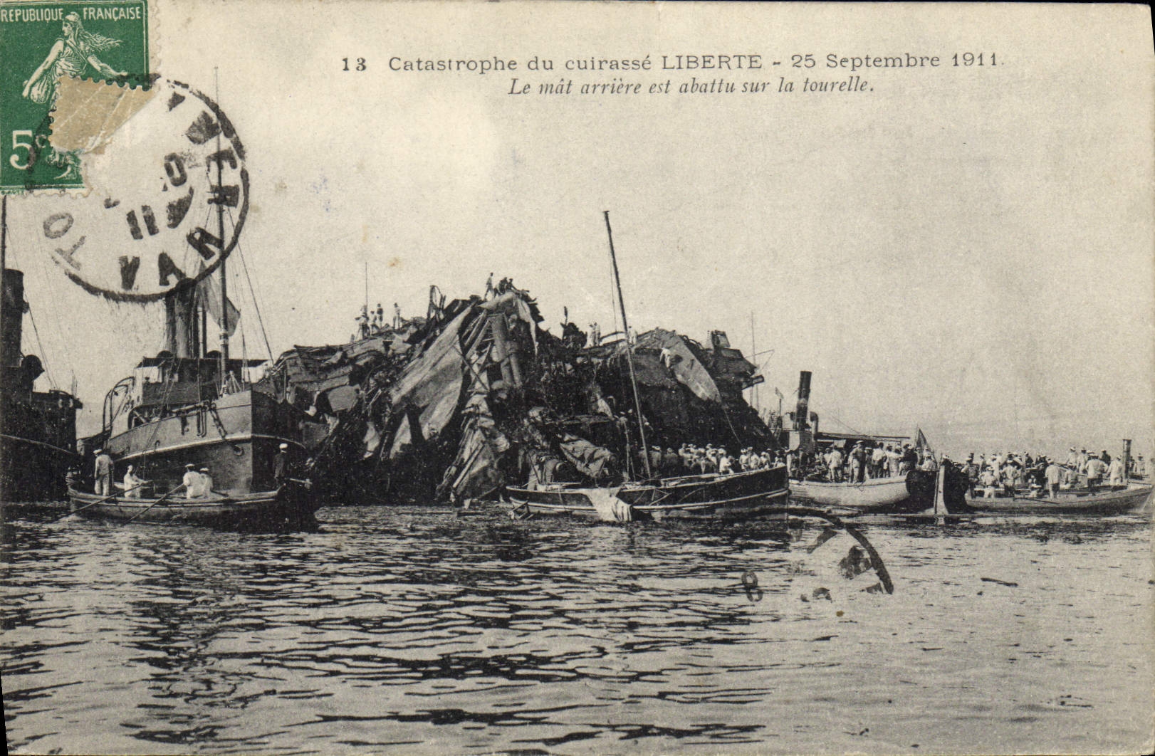 CPA Bateau de guerre Catastrophe du cuirasse Liberte Le mat arriere est abattu sur la tourelle