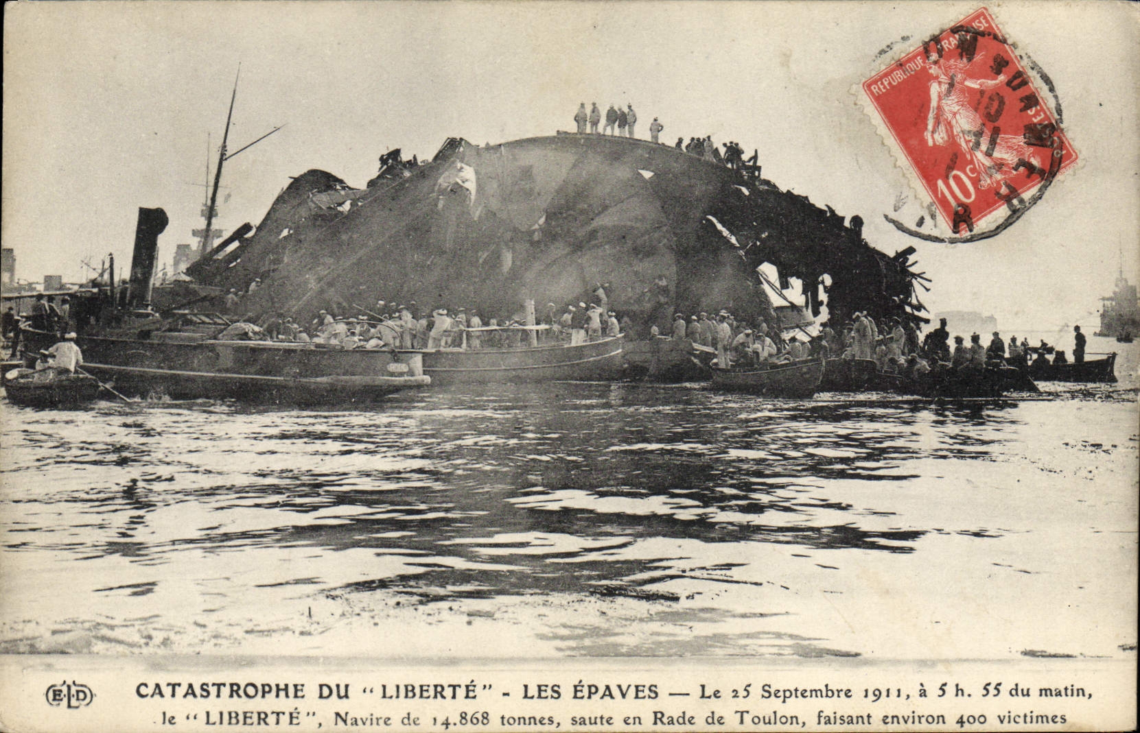 CPA Bateau de guerre Catastrophe du cuirasse Liberte Les epaves