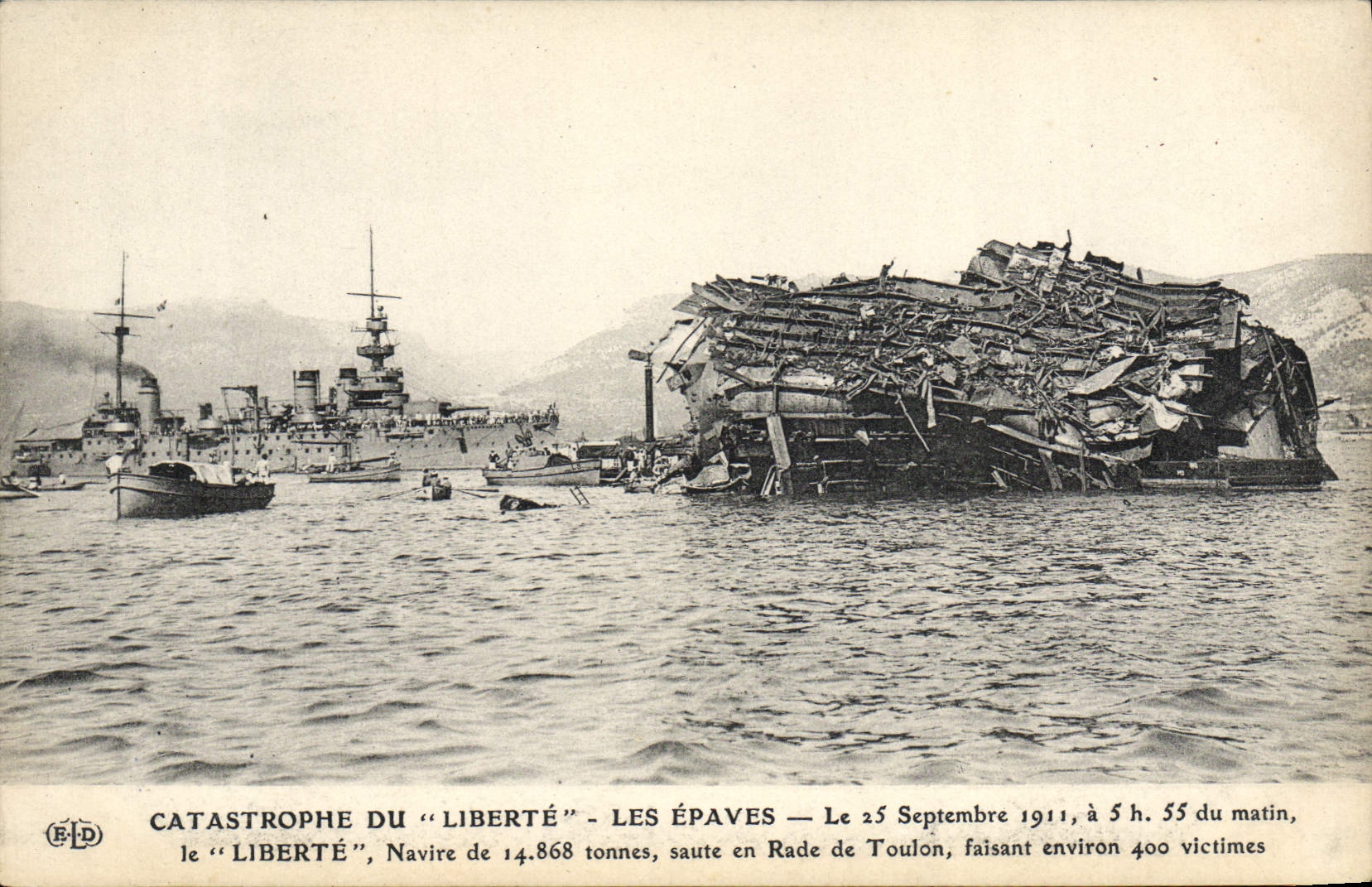 CPA Bateau de guerre Catastrophe du cuirasse Liberte Les epaves