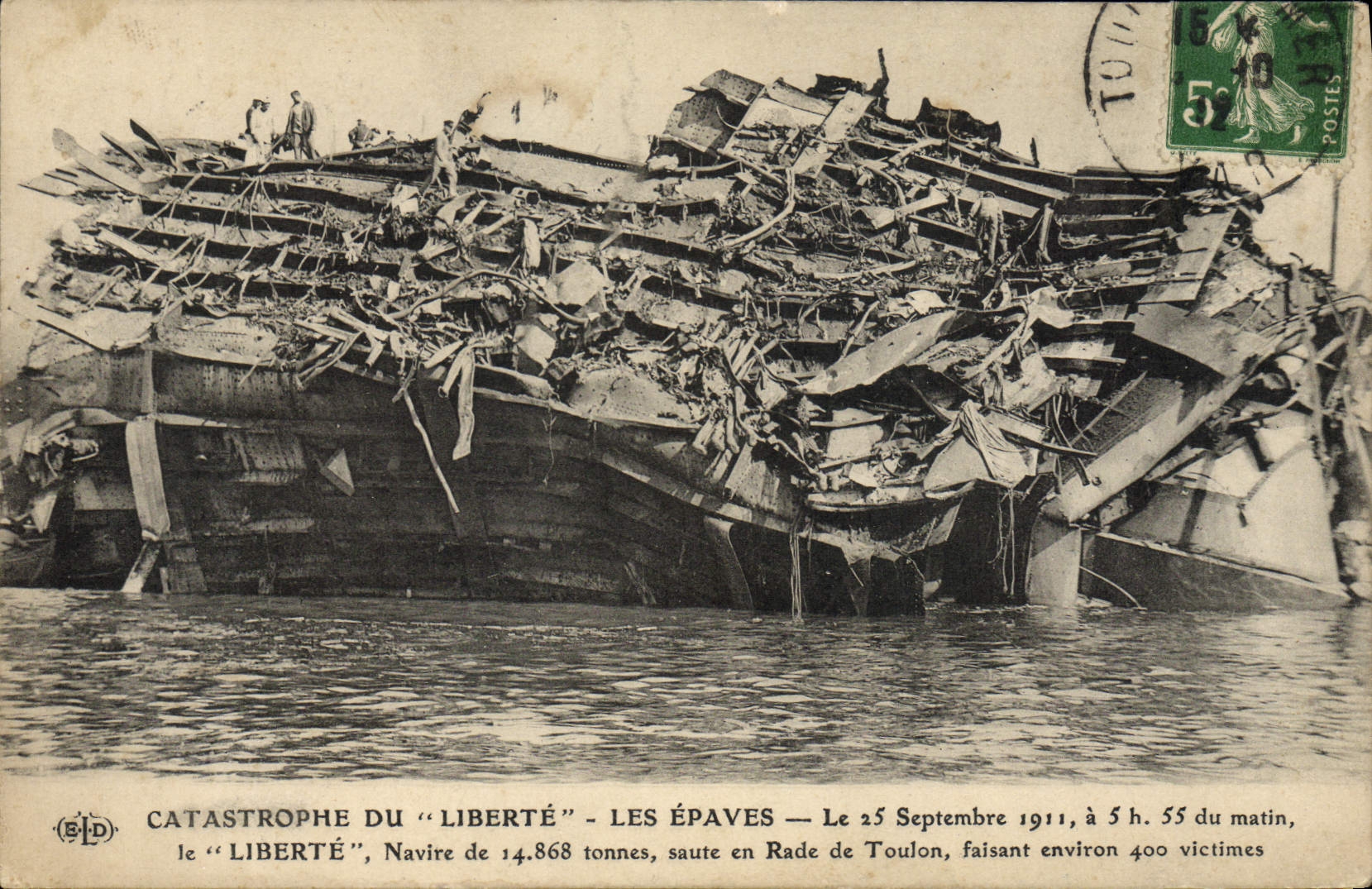 CPA Bateau de guerre Catastrophe du cuirasse Liberte Les epaves