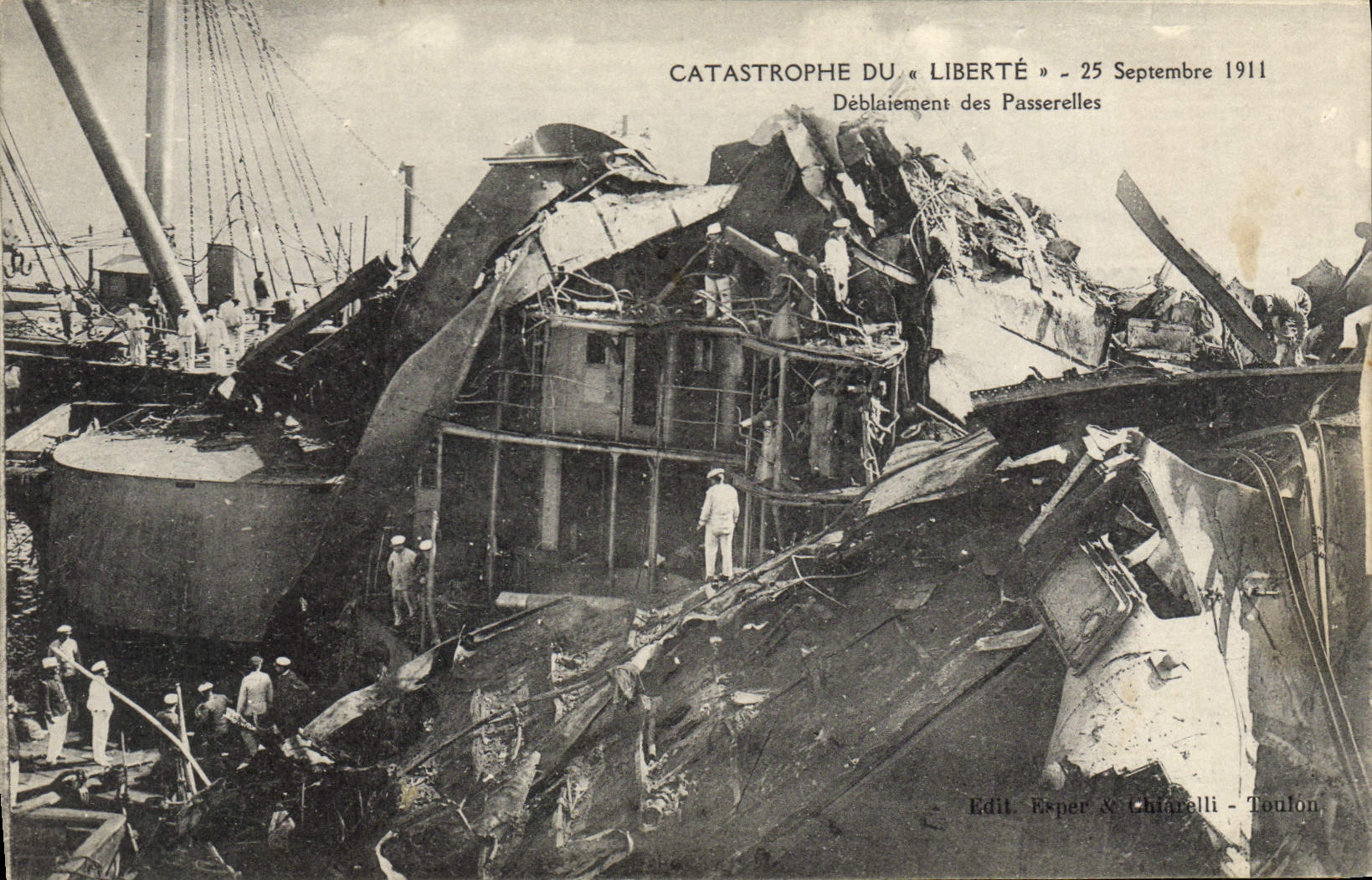 VINTAGE POSTCARD Warship Catastrophe of the armor Freedom Clearing of the footbridges