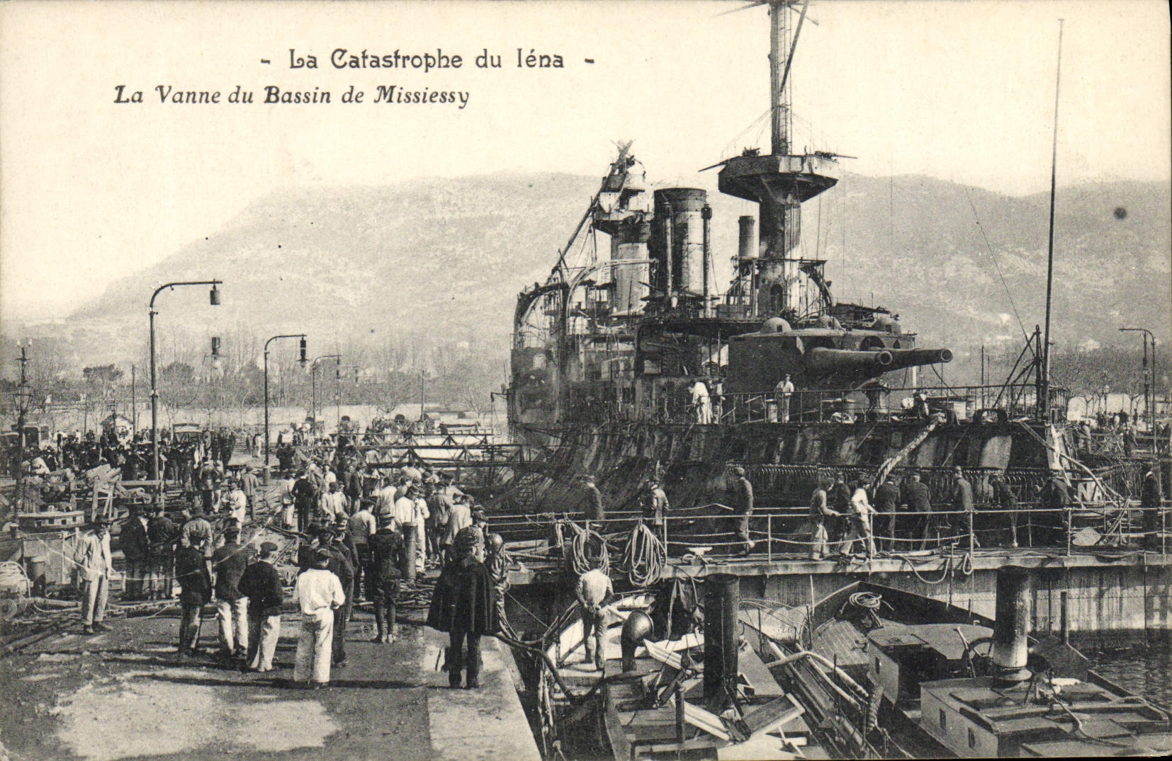 CPA Bateau de guerre Catastrophe du cuirasse Liberte La vanne du bassin de Missiessy 