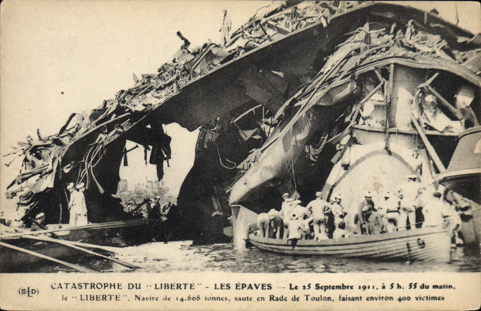 CPA Bateau de guerre Catastrophe du cuirasse Liberte Les epaves