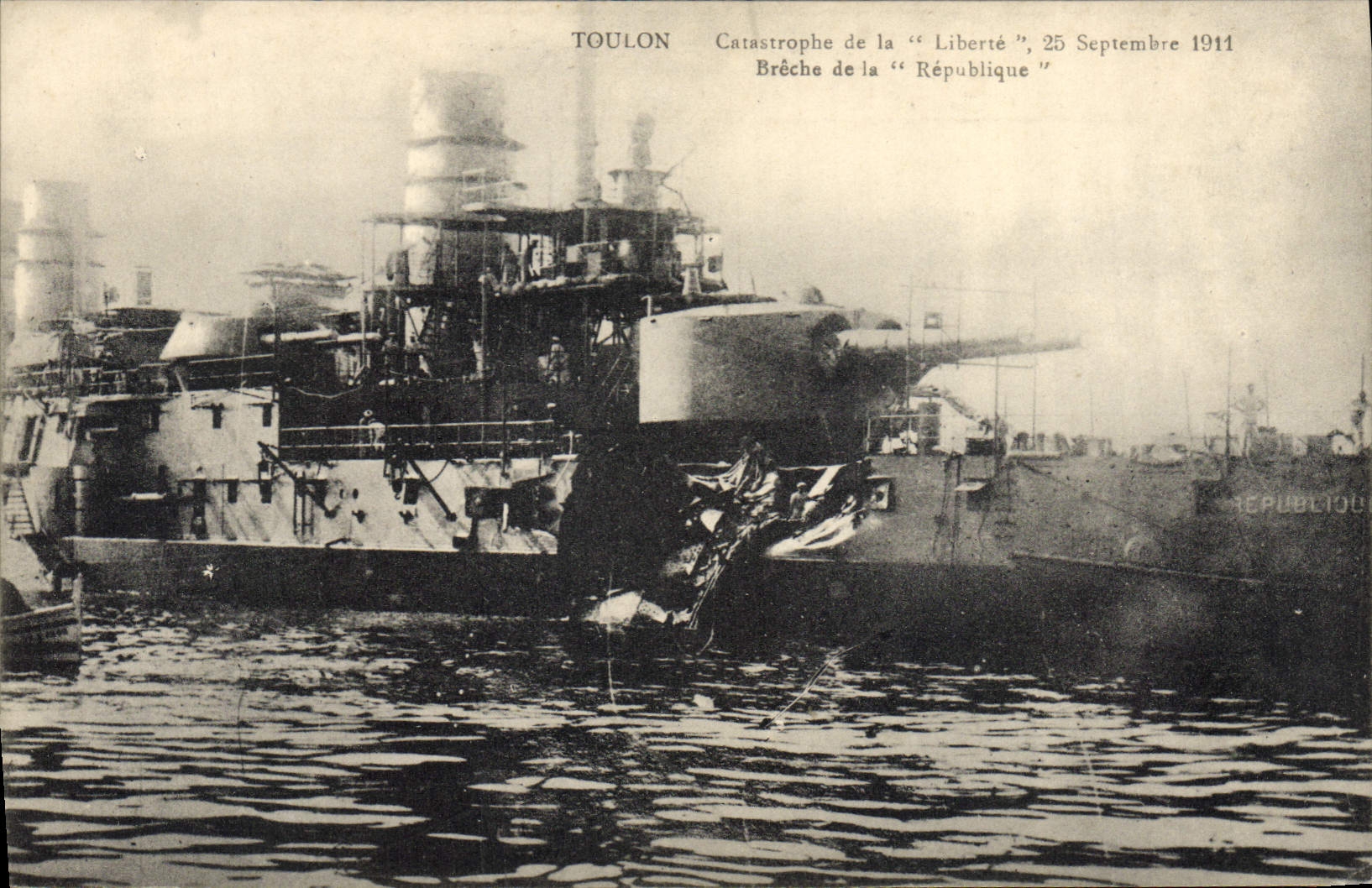 CPA Bateau de guerre Catastrophe du cuirasse Liberte Breche de la Republique