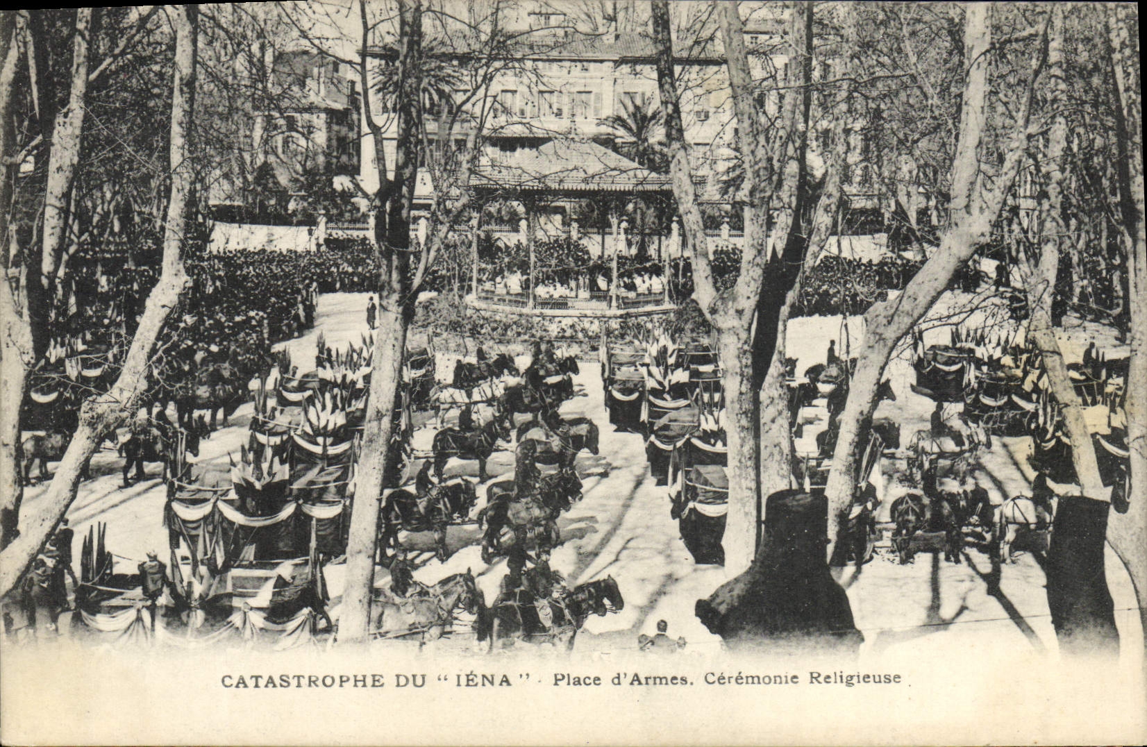 CPA Bateau de guerre Catastrophe du Iena Place d'armes Ceremonie religieuse