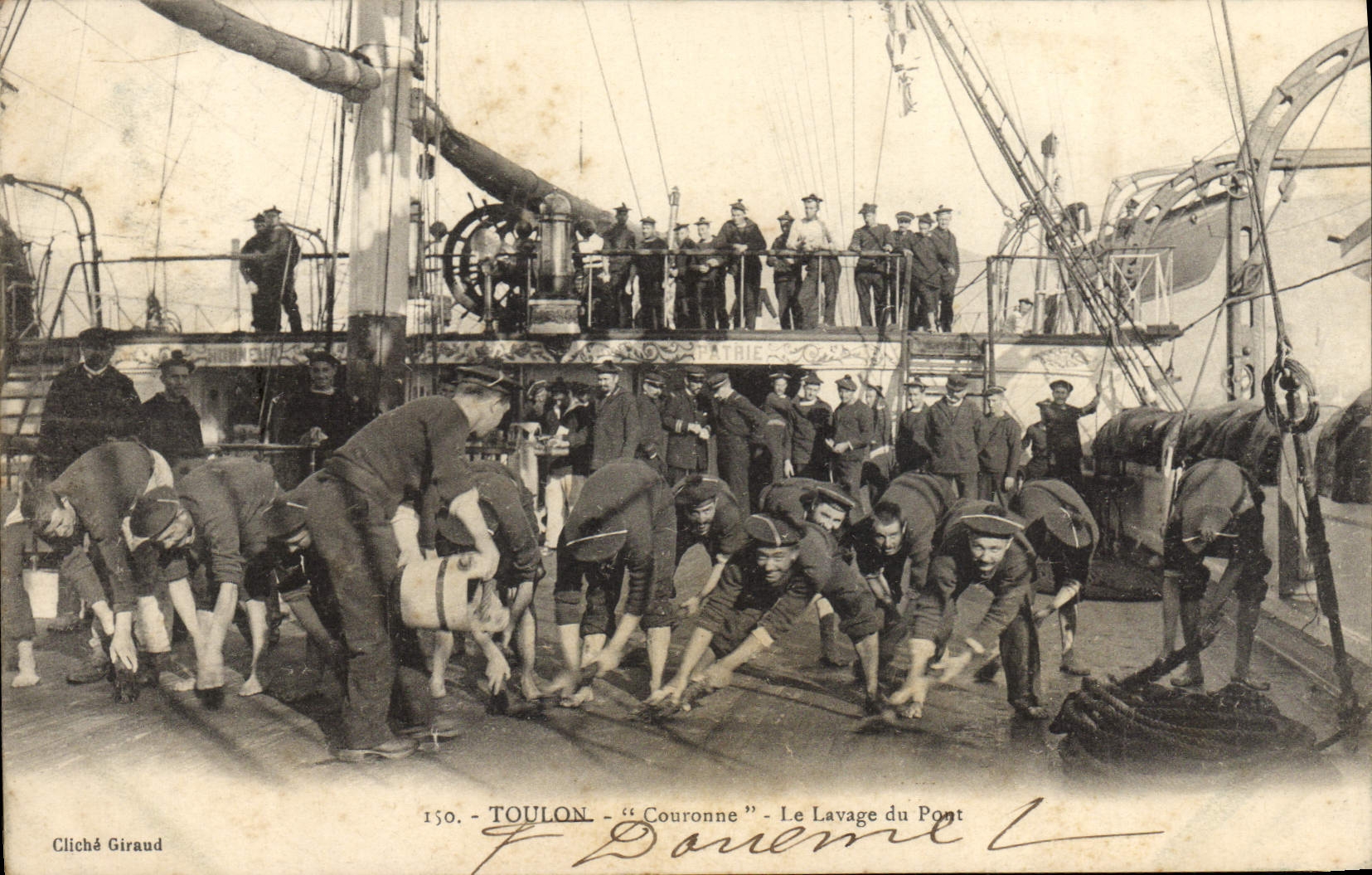 CPA Bateau de guerre Toulon Couronne Le lavage du pont