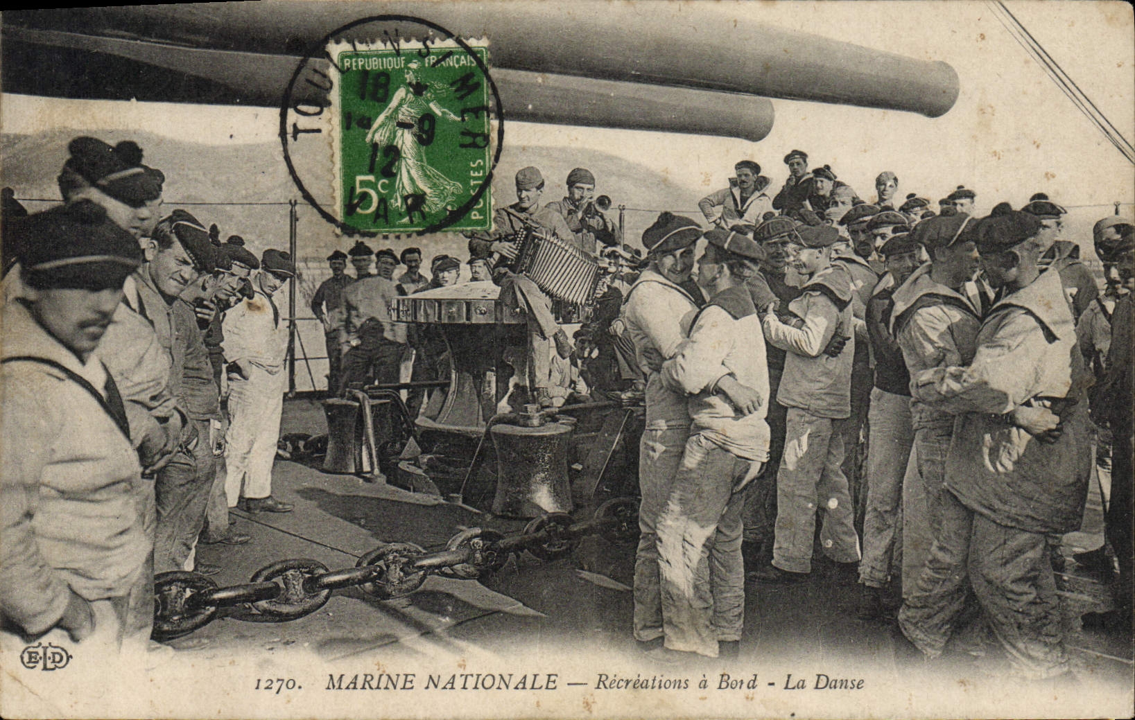 CPA Bateau de guerre Recreations a bord La danse