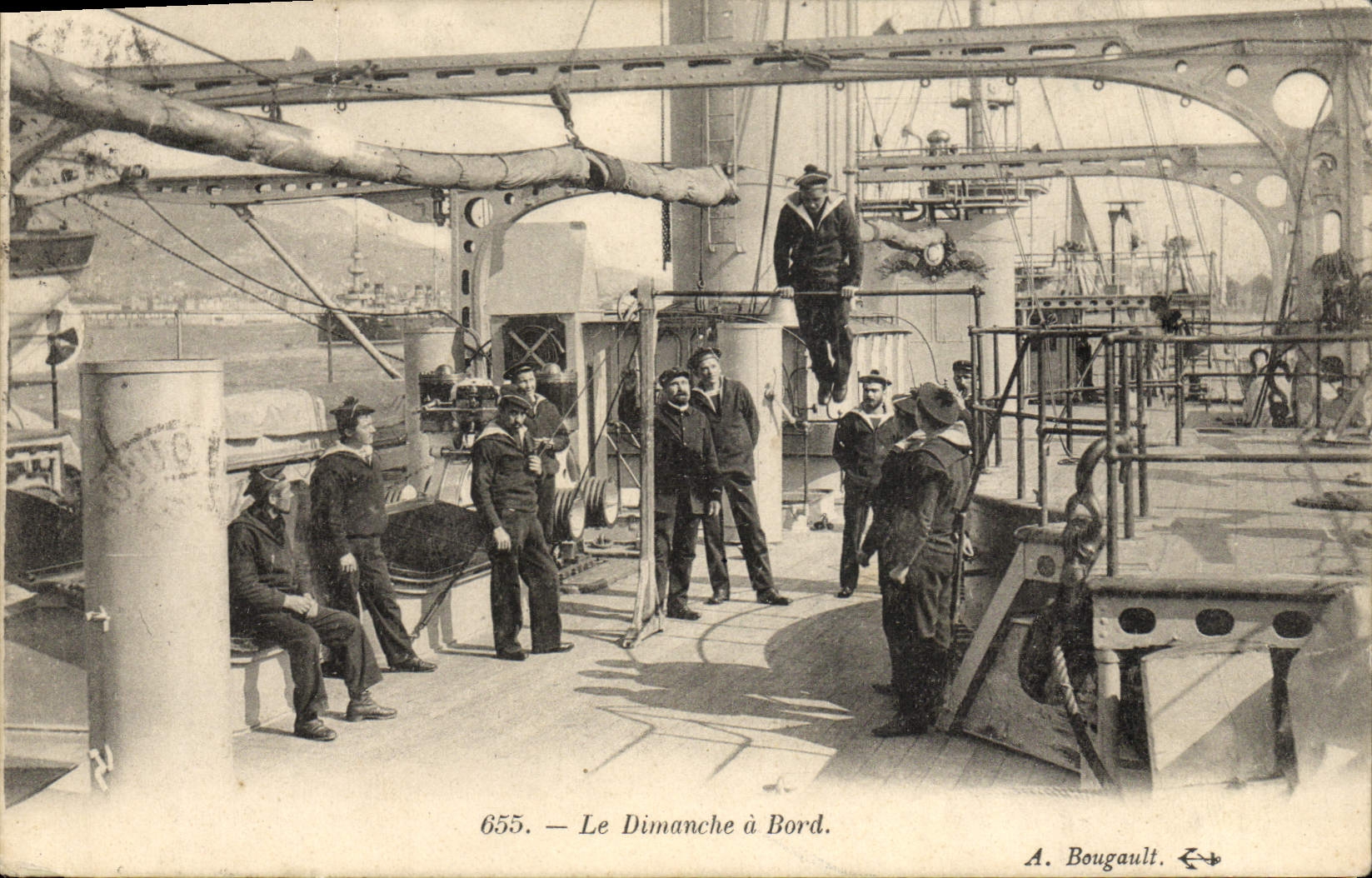 CPA Bateau de guerre le dimanche a bord Gymnastique