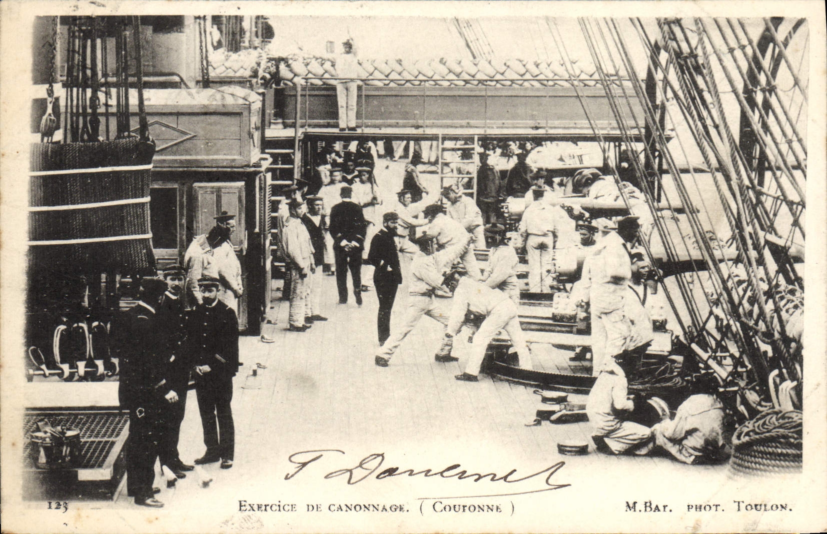 CPA Bateau de guerre Exercice de canonnage Couronne