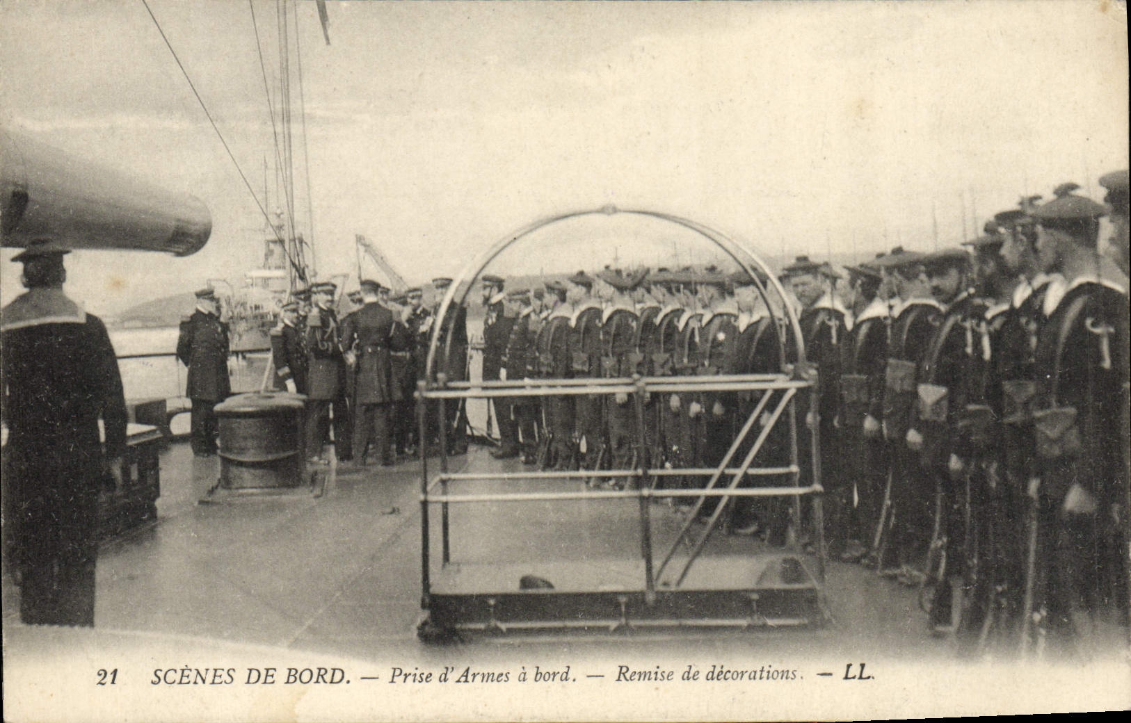 CPA Bateau de guerre Prise d'armes a bord Remise de decorations