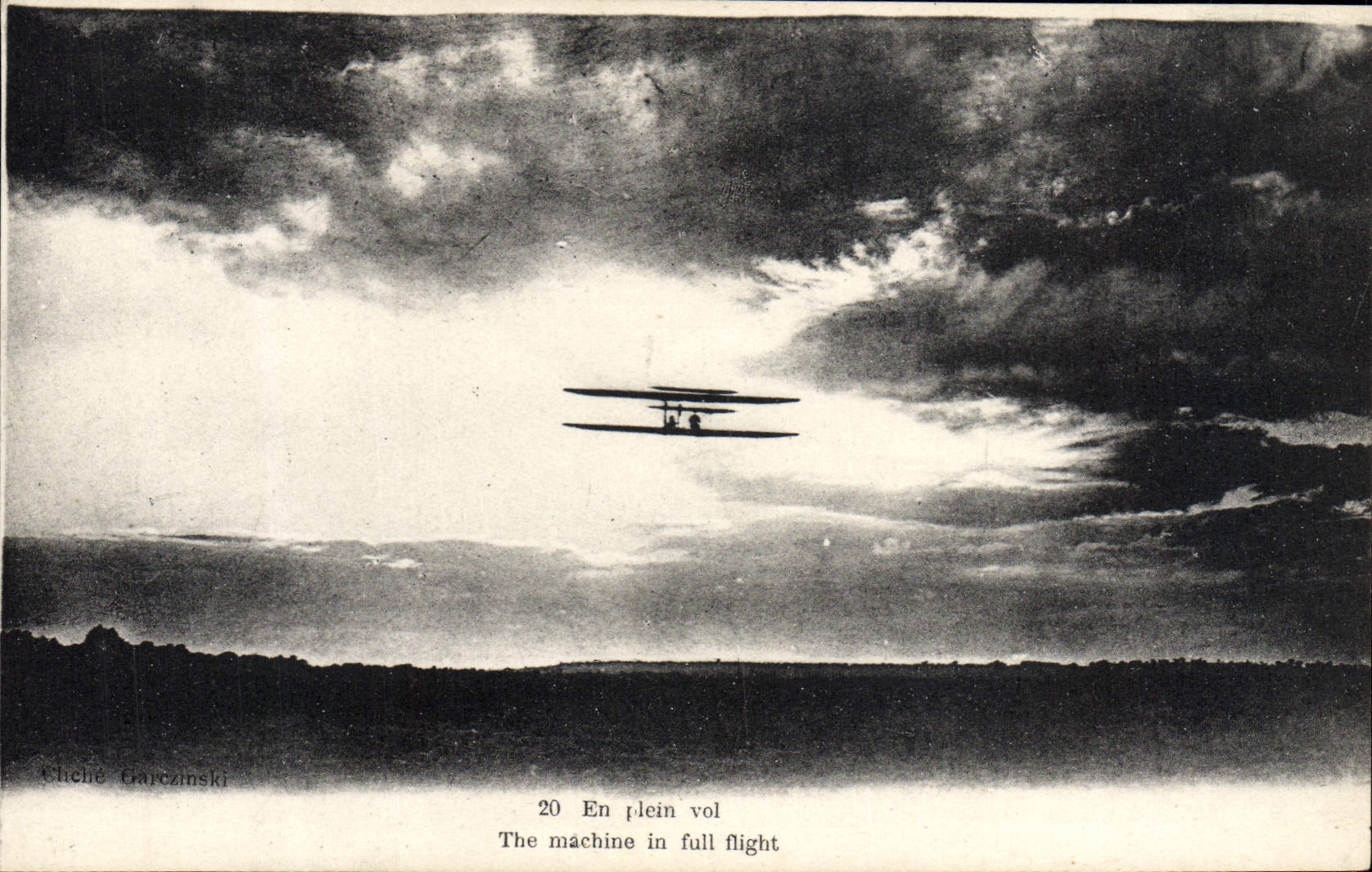 VINTAGE POSTCARD Plane Aviation In full flight Wilbur Wright