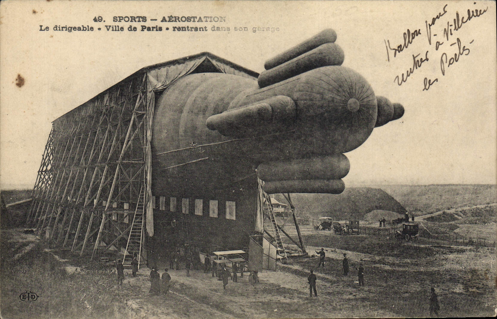 CPA Avion Aviation Zeppelin Dirigeable Ville de Paris rentrant dans son garage