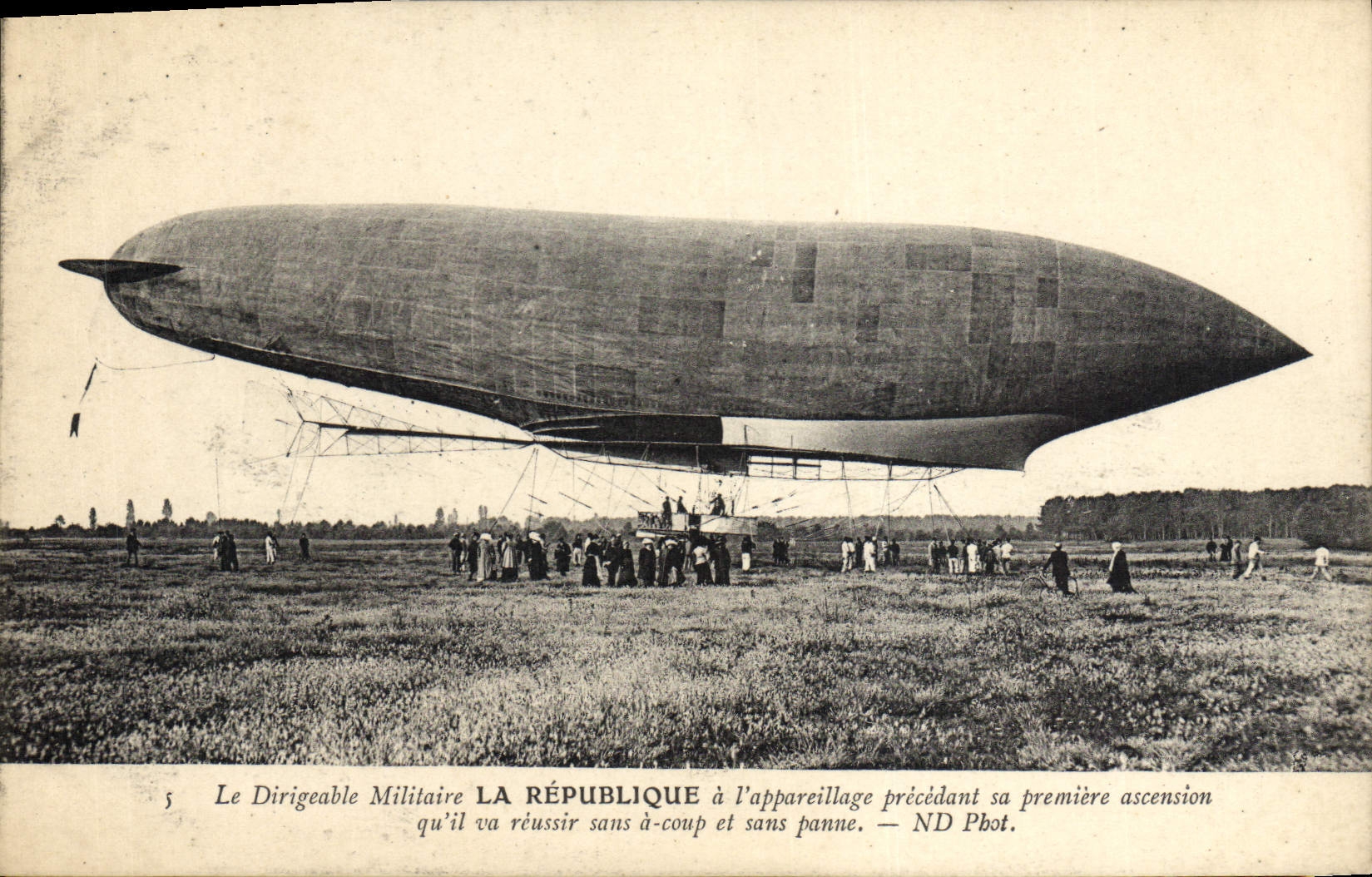CPA Avion Aviation Zeppelin Dirigeable la Republique a l'appareillage precedant sa premiere ascension