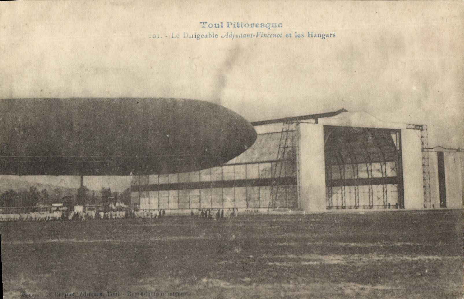 CPA Avion Aviation Zeppelin Dirigeable Toul Le dirigeable Adjudant Vincenot et les hangars