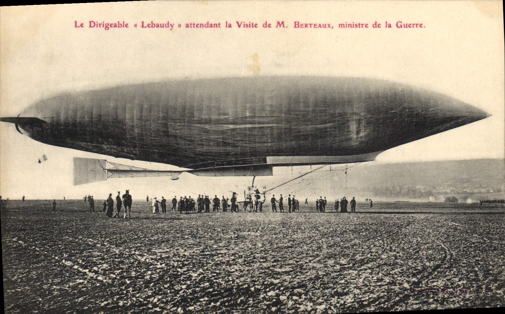 CPA Avion Aviation Zeppelin Dirigeable Lebaudy attendant la visite de M Berteaux ministre de la guerre