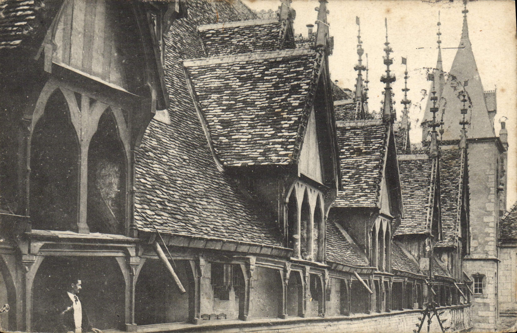 Hogares de vieja gente de la POSTAL de la VENDIMIA del hotel de Beaune Dteu la galería y las lumbreras antes de la restauración